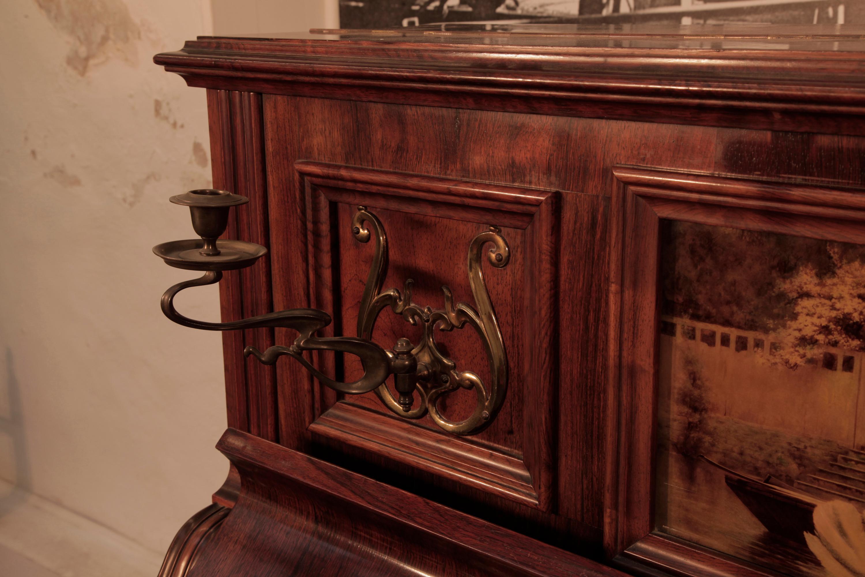 XX secolo Pianoforte verticale Brinsmead con pannello in cristalli di una scena pre raffaellesca in vendita