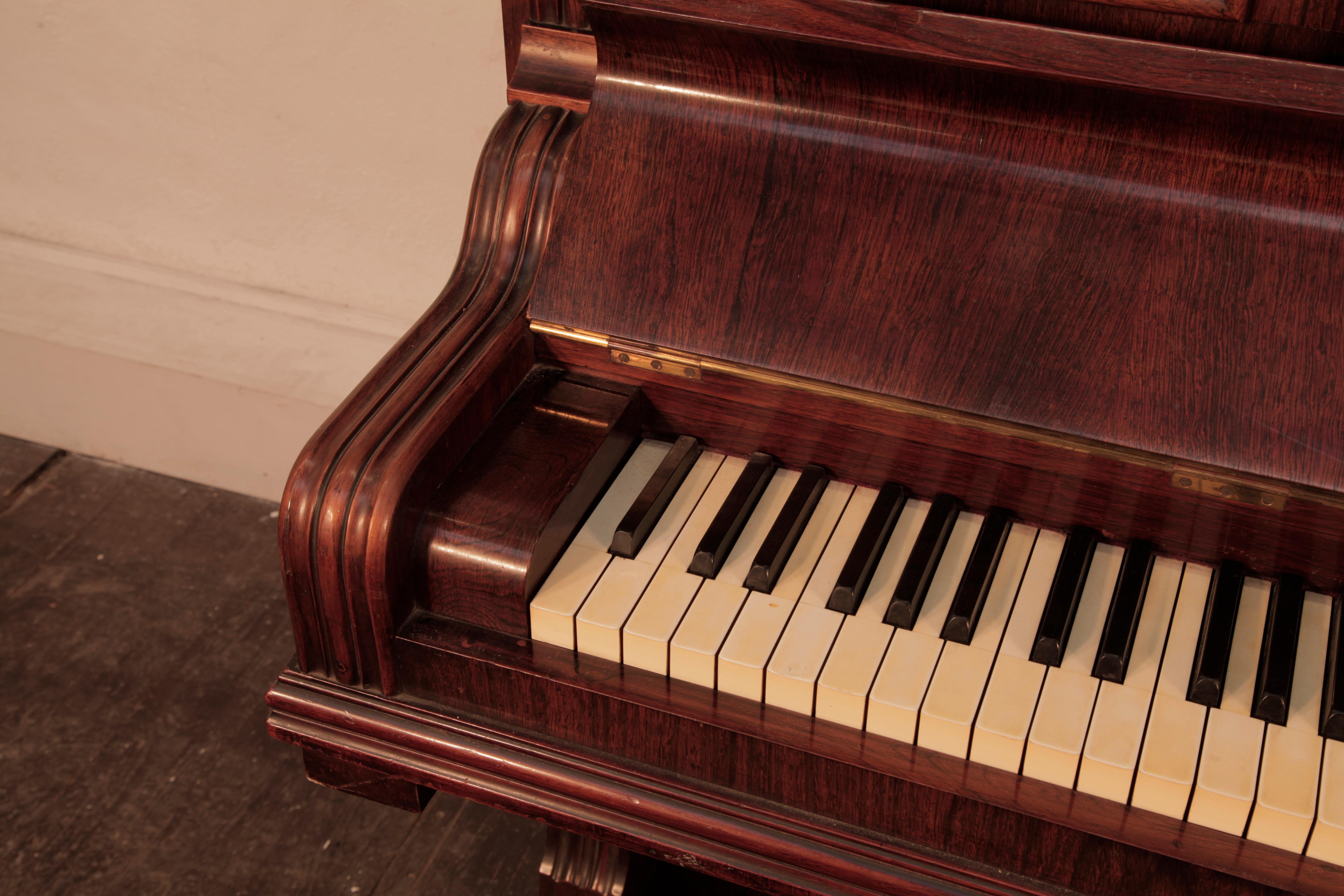 Palissandro Pianoforte verticale Brinsmead con pannello in cristalli di una scena pre raffaellesca in vendita