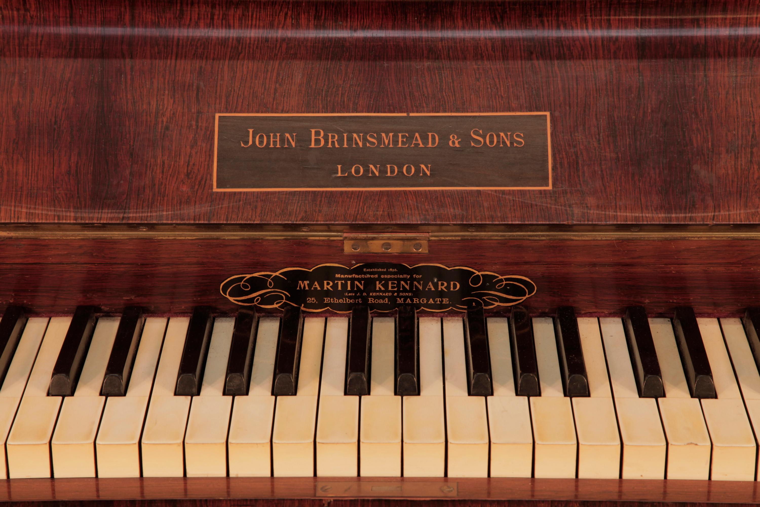 Pianoforte verticale Brinsmead con pannello in cristalli di una scena pre raffaellesca in vendita 1