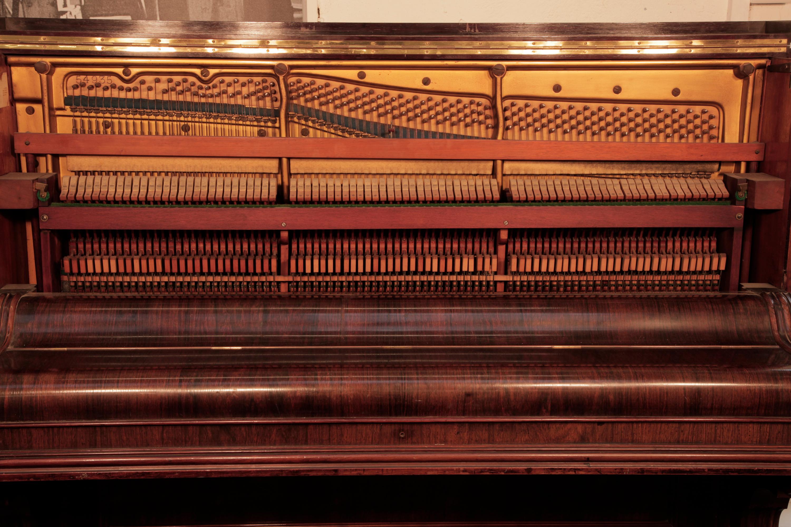 Pianoforte verticale Brinsmead con pannello in cristalli di una scena pre raffaellesca in vendita 2