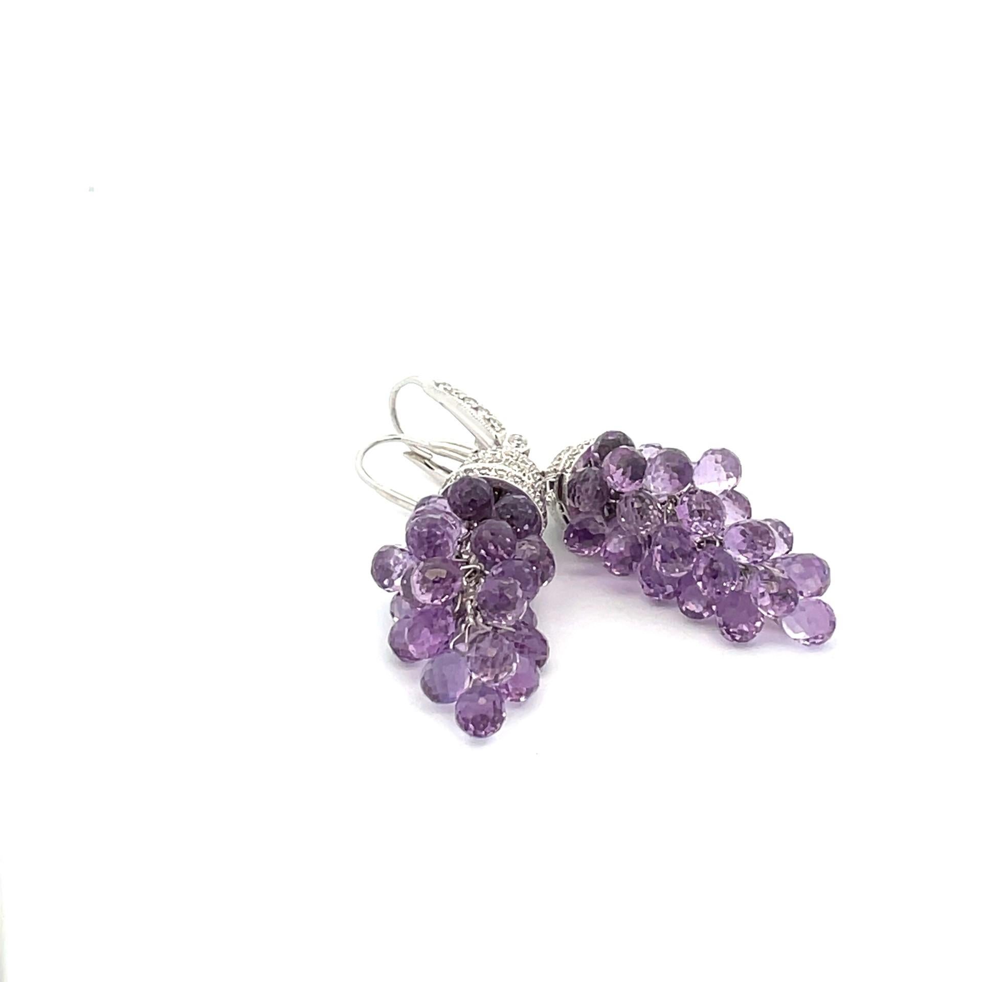 Ein Paar lustige Kronleuchter-Ohrringe aus 18-karätigem Weißgold mit Diamanten und 58 Briolette-Amethysten von höchster Qualität.

130 Diamanten im Brillantschliff  1,35ct Gesamtgewicht

58 Briolette Amethyst  33.00ct Gesamtgewicht

18kt Weißgold