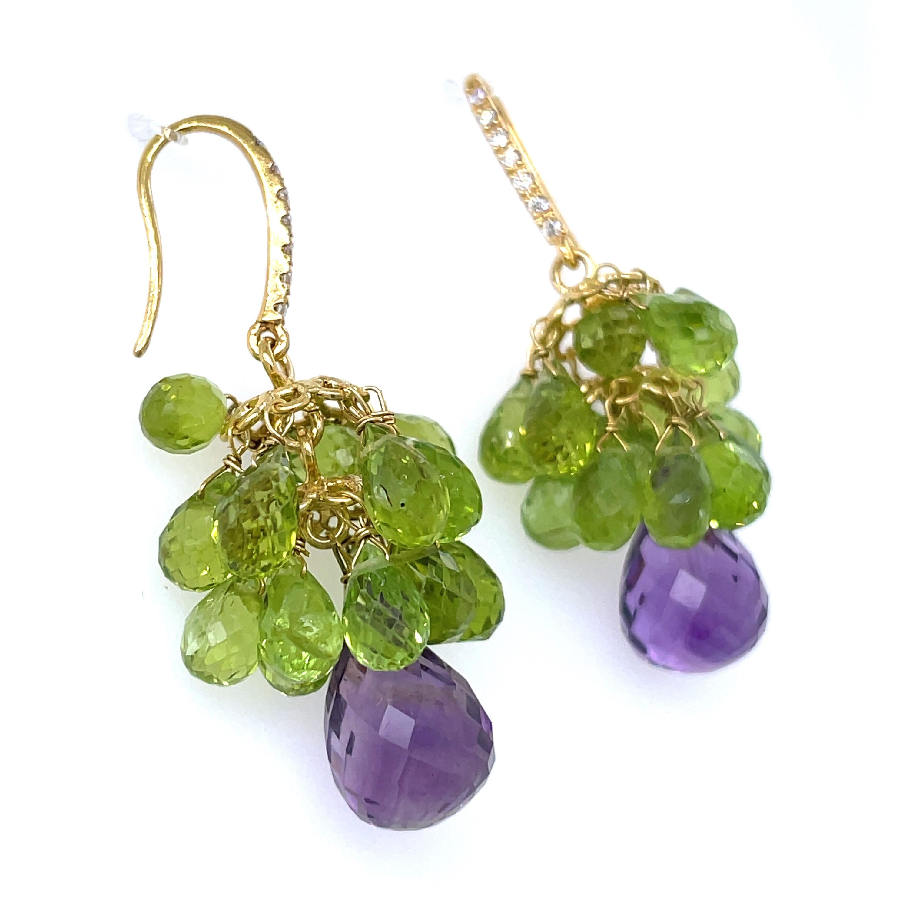 Sirotez la douceur de l'été - ces boucles d'oreilles enchanteresses sont ornées de briolettes de 48 cts d'améthyste zambienne et de péridot, rappelant une grappe de raisin succulente.  

Imaginez le doux balancement lorsque vous bougez, l'or 18k