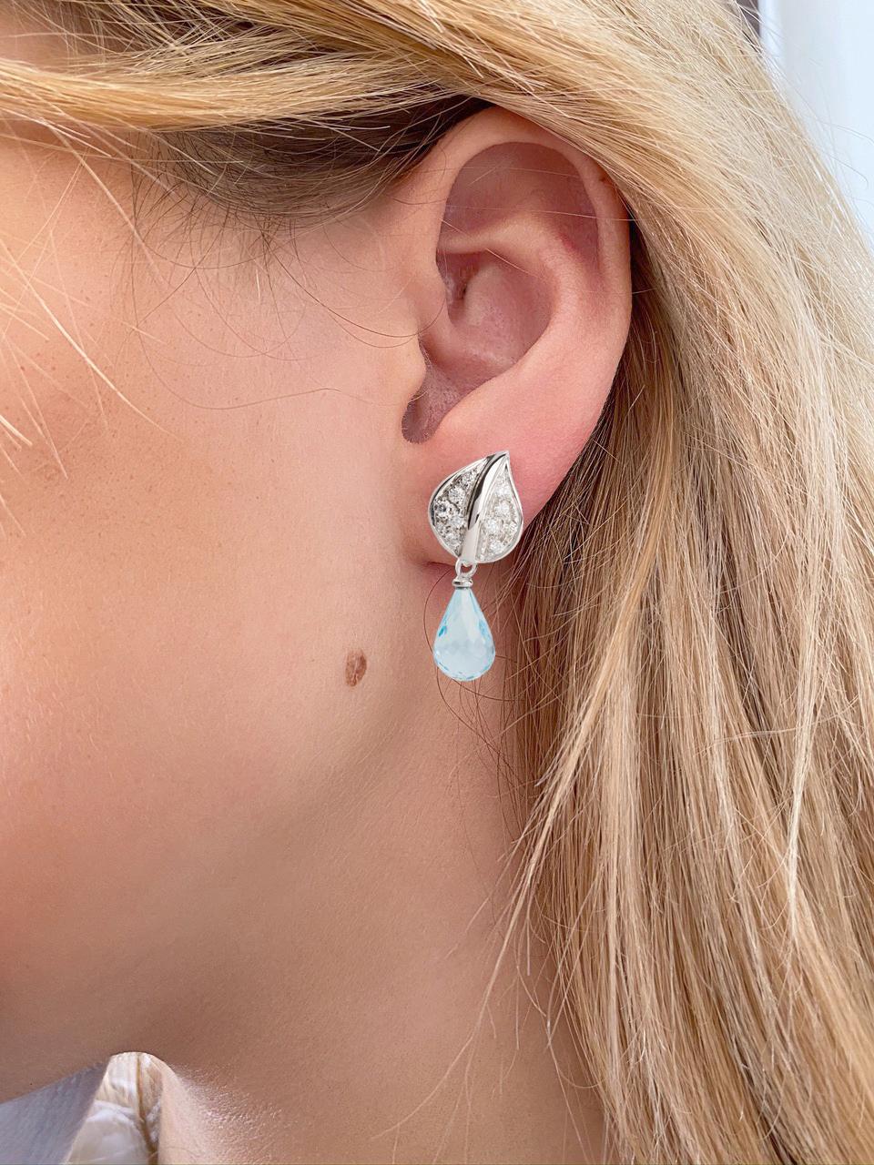Rossella Ugolini Design Collection present  modern earrings that can be worn with or without a pendant.
They are composed of a leaf set with 0.30 white diamonds that rests on the lobe and a 4 Karats Aquamarine Briolette Cut drop- shaped that can be