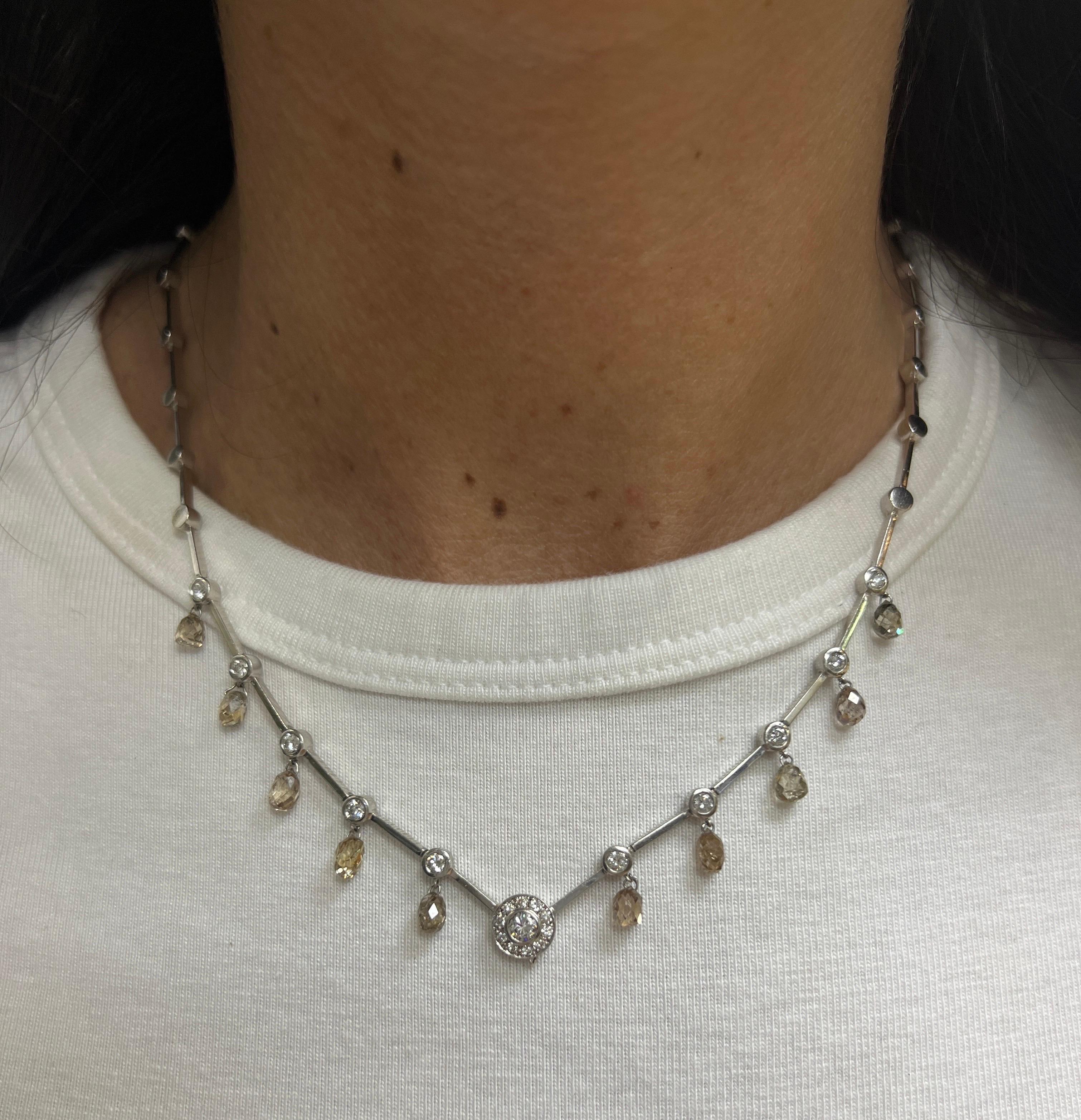 Collana con diamanti Briolette

 Una collana bianca con dieci diamanti briolette pendenti.

Misure: Lunghezza 17 

Peso del diamante Briolette: circa 7,21 carati 

Tipo di metallo: Oro bianco 14 carati 