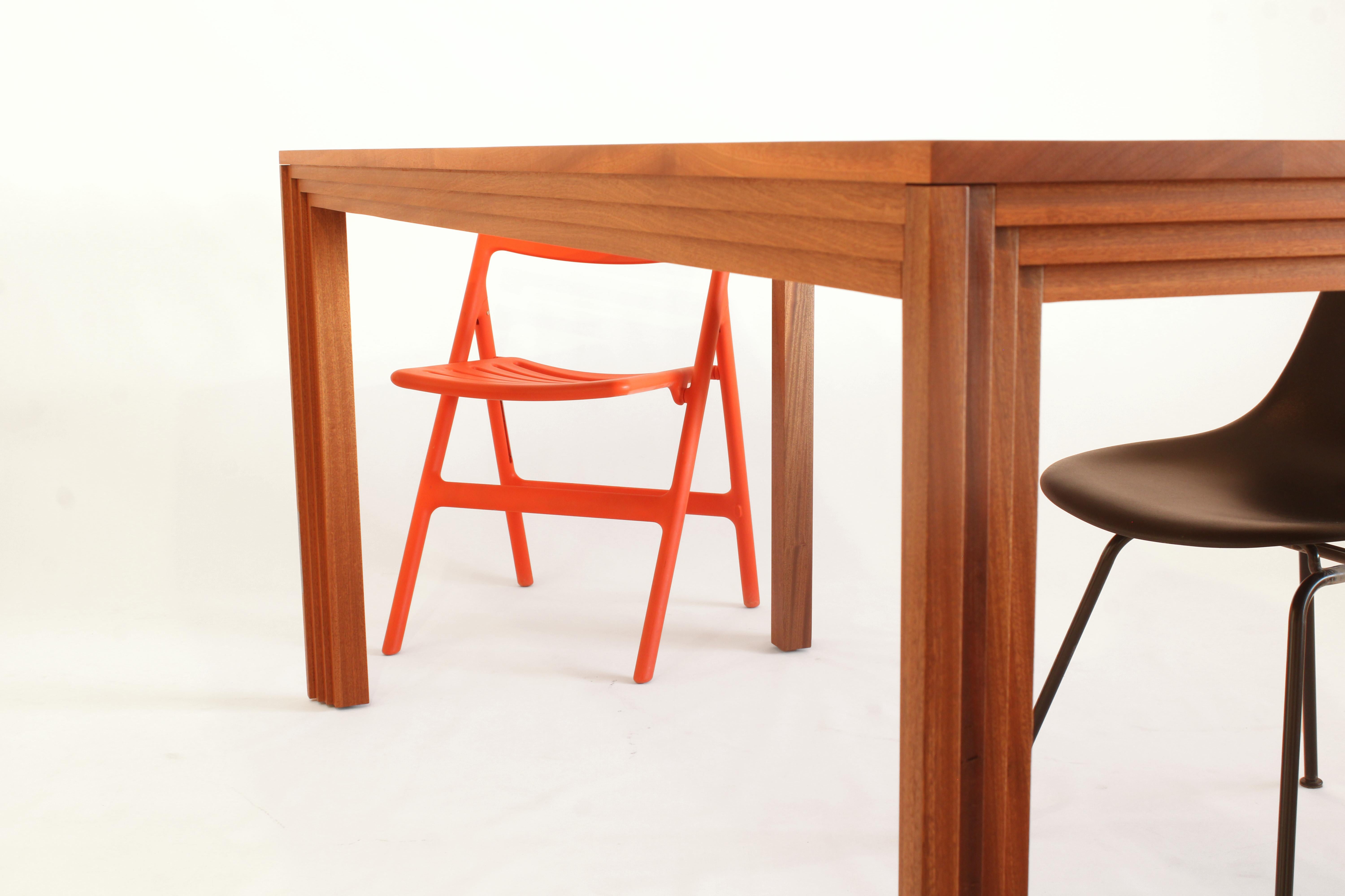 Mid-Century moderno Tavolo da pranzo Brion di Greg Palombo. Sapele massiccio in vendita