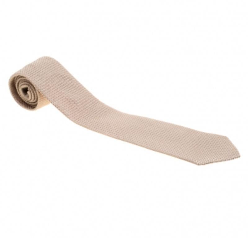 Mit dieser fabelhaften Krawatte von Brioni sehen Sie super stylisch aus. Die beigefarbene Kreation ist aus 100% Seide gefertigt. Diese klassische und elegante 8,5 cm lange Krawatte ist mit einer Schlaufe mit Markenlabel auf der Rückseite versehen.