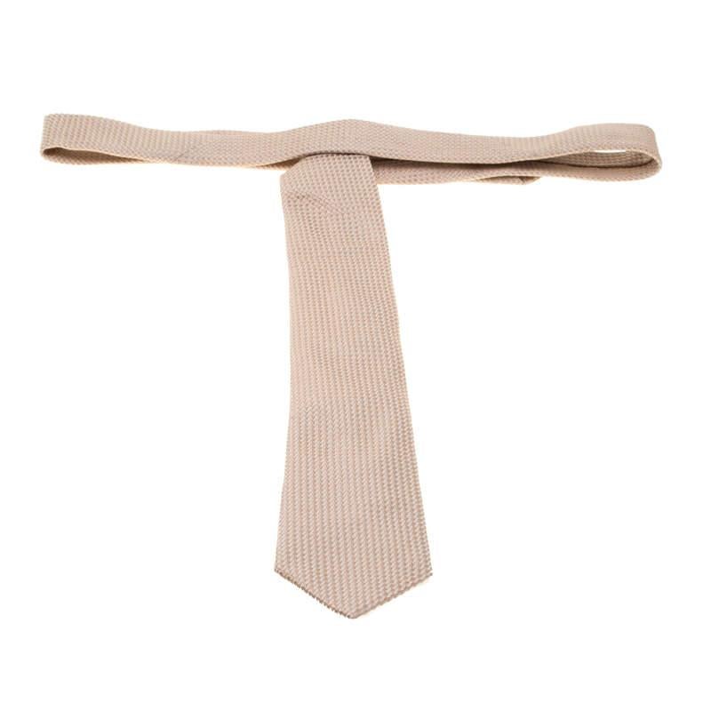 This fabulous tie from Brioni is here to make you look super stylish. The beige creation is made of 100% silk. Classic and debonair, this 8.5 cm tie comes with a brand label keeper loop at the back.

