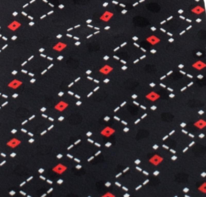 Perché accontentarsi di una cravatta semplice e banale quando puoi aggiungere un taglio lussuoso con questo pezzo di seta di Brioni! Infatti, questa cravatta è caratterizzata da stampe geometriche su tutta la superficie. Assicurati di abbinare la