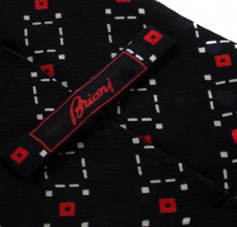 Cravatta tradizionale in seta con stampa geometrica di colore nero di Brioni In condizioni buone in vendita a Dubai, Al Qouz 2