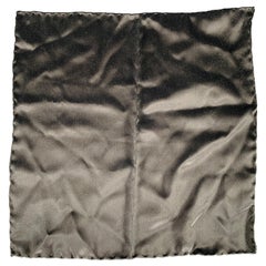 Brioni - Carré de poche en satin de soie noir