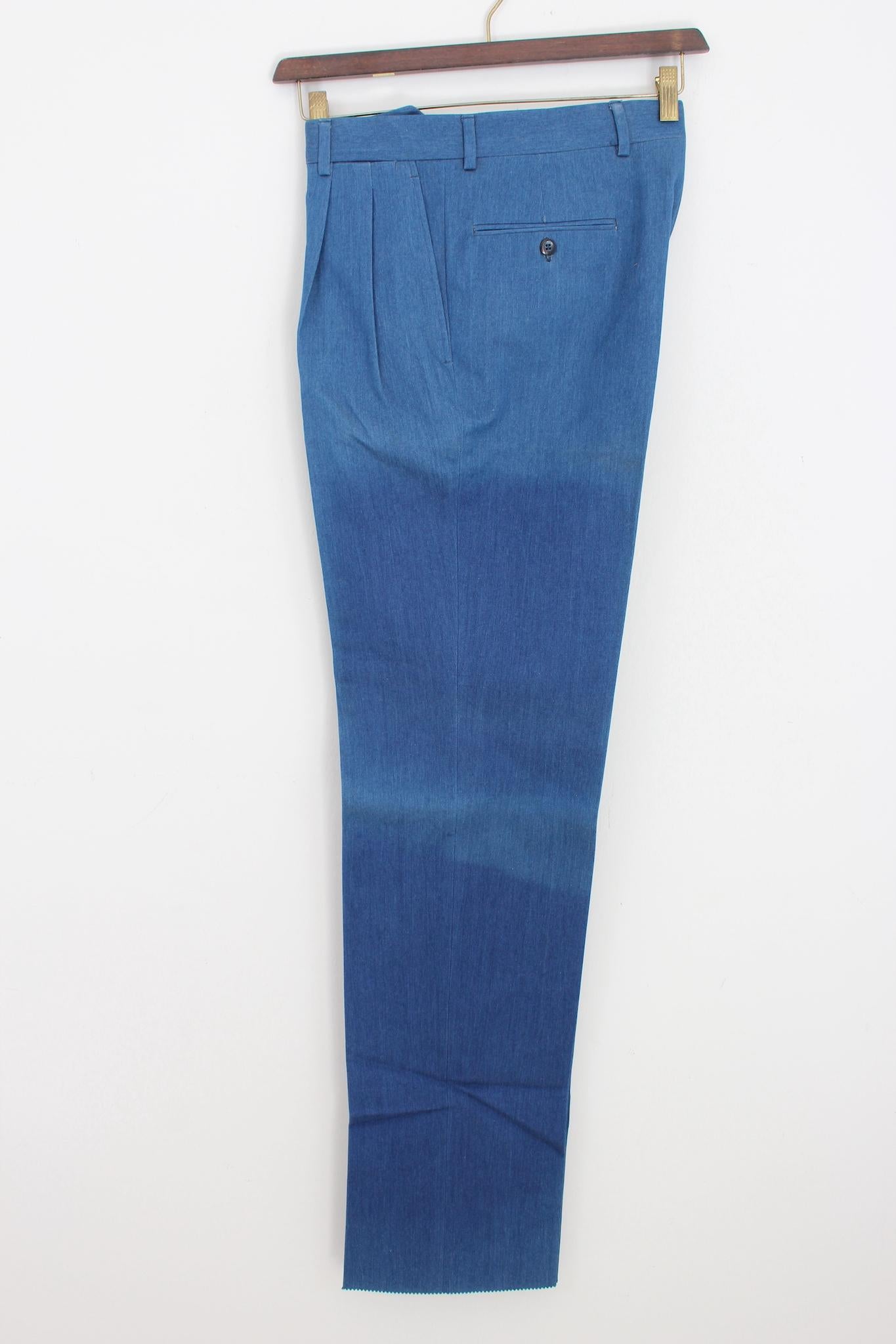 Pantalon en jean vintage Brioni des années 90. Modèle à jambes droites, taille haute, couleur bleue, tissu 100% coton. Fabriquées en Italie. Neuf sans étiquette, provenant du stock de l'entrepôt. Le pantalon a quelques parties décolorées.

Taille :