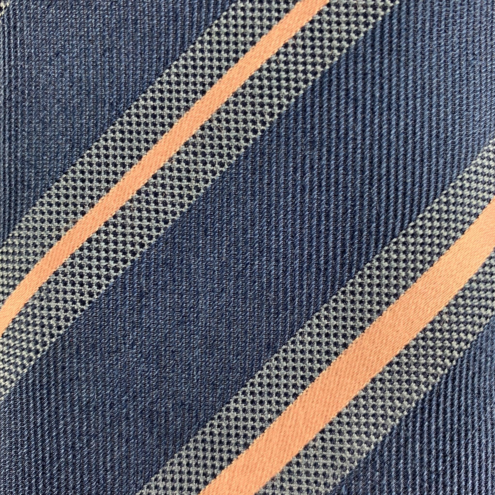 Die klassische Krawatte von BRIONI besteht aus 100 % Seide und ist mit einem blau-rosafarbenen, diagonal gestreiften Muster versehen. Handgefertigt in Italien, sehr guter gebrauchter Zustand. 

Abmessungen: 
  Breite: 3 Zoll Länge: 56 Zoll 



  
 
