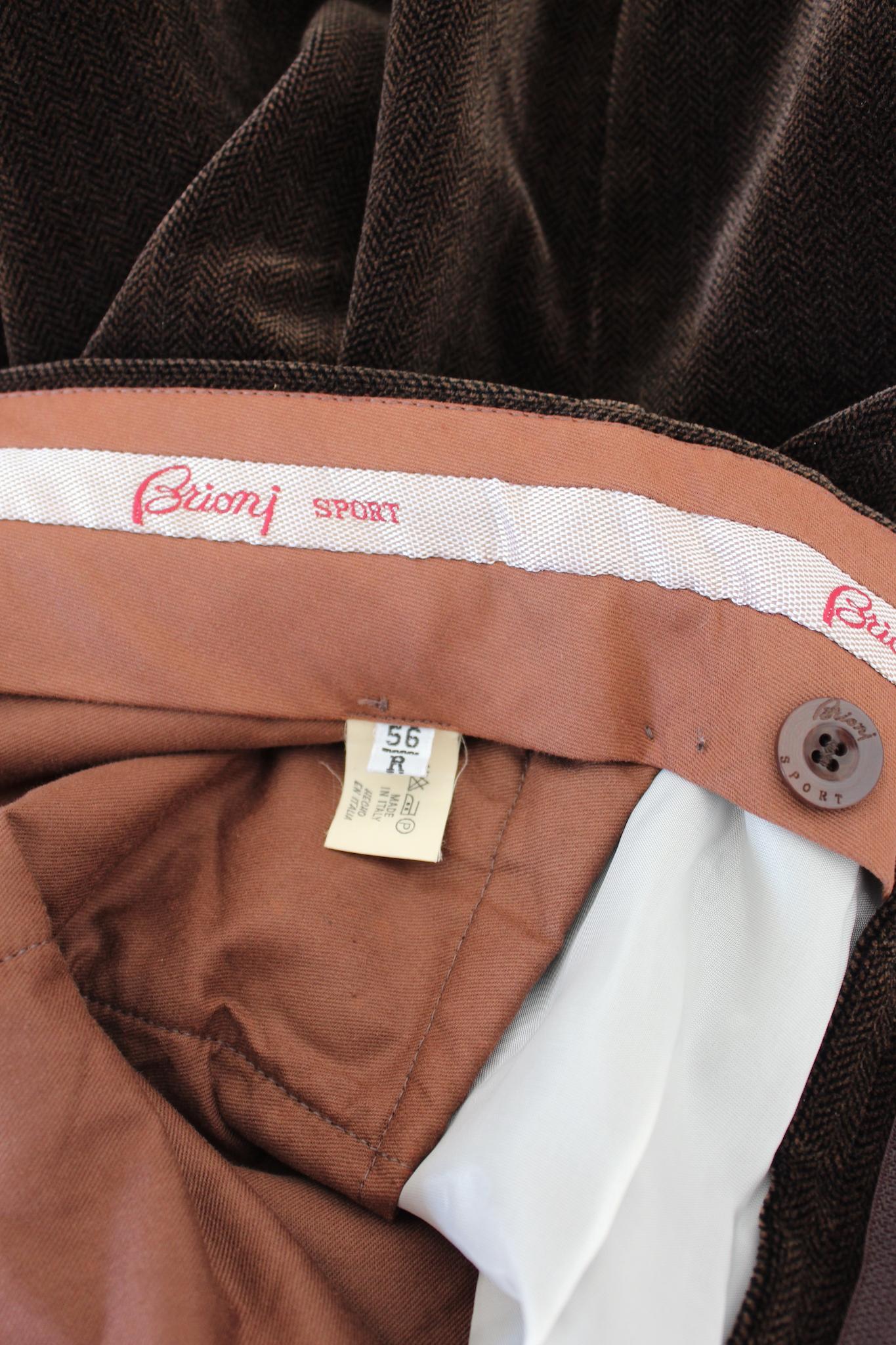 Brioni classic vintage 90s trousers. Brown color, soft velvet fabric, 100% cotton. Raw cut hem that can be changed according to height. Made in Italy.

Size: 56 IT 46 Us 46 Uk

Waist: 46 cm
Length: 120 cm
Hem: 21 cm
Crotch: 95 cm
