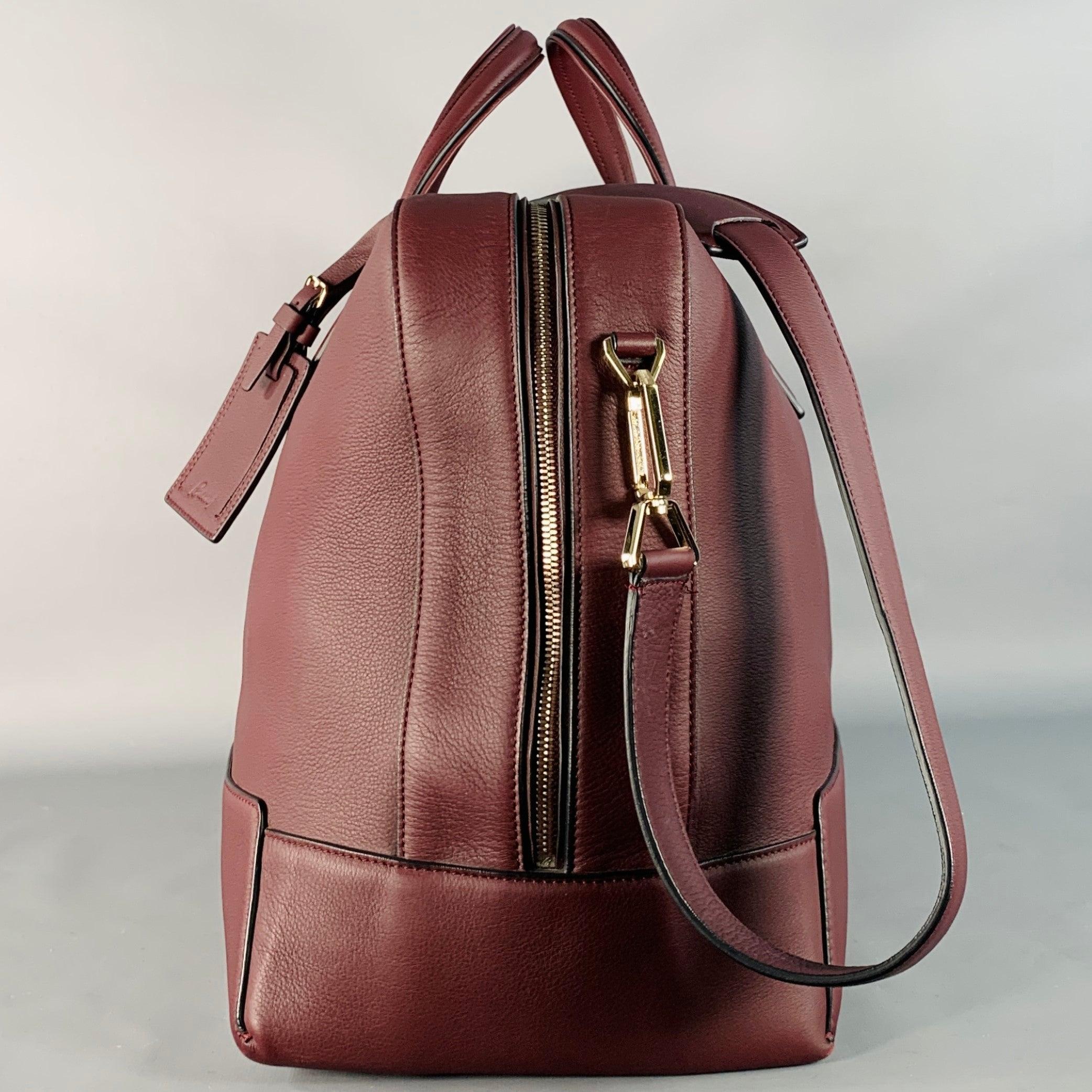Borsa da notte Brioni
in pelle bordeaux con ampio scomparto interno, tracolla rimovibile e chiusura a zip. Viene fornito con sacchetto antipolvere. Made in Italy.Nuovo senza scatola. 

Misure: 
  Lunghezza: 19,75 pollici Larghezza: 8 pollici