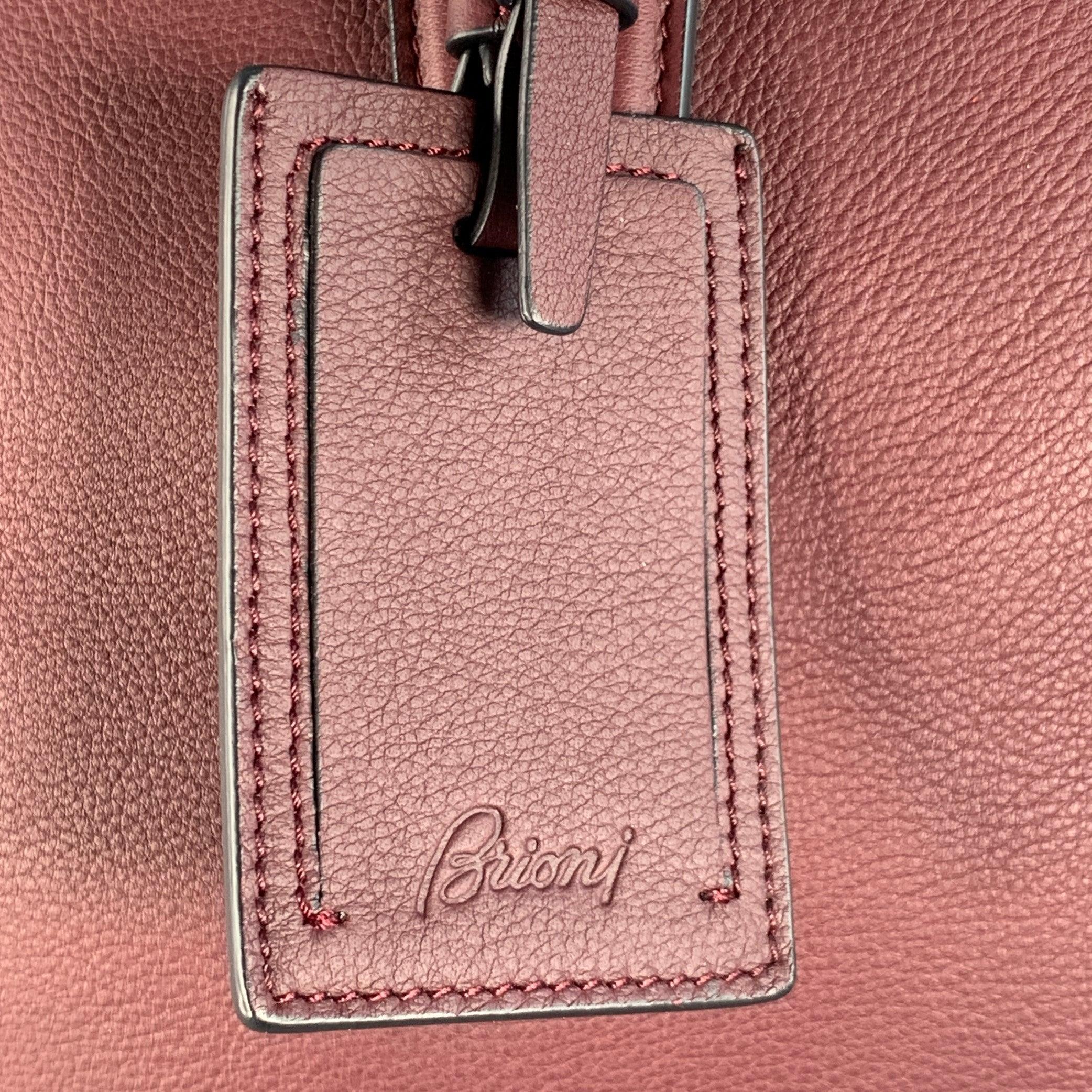 Brioni - Borsa da notte con zip in pelle di Borgogna In condizioni buone in vendita a San Francisco, CA