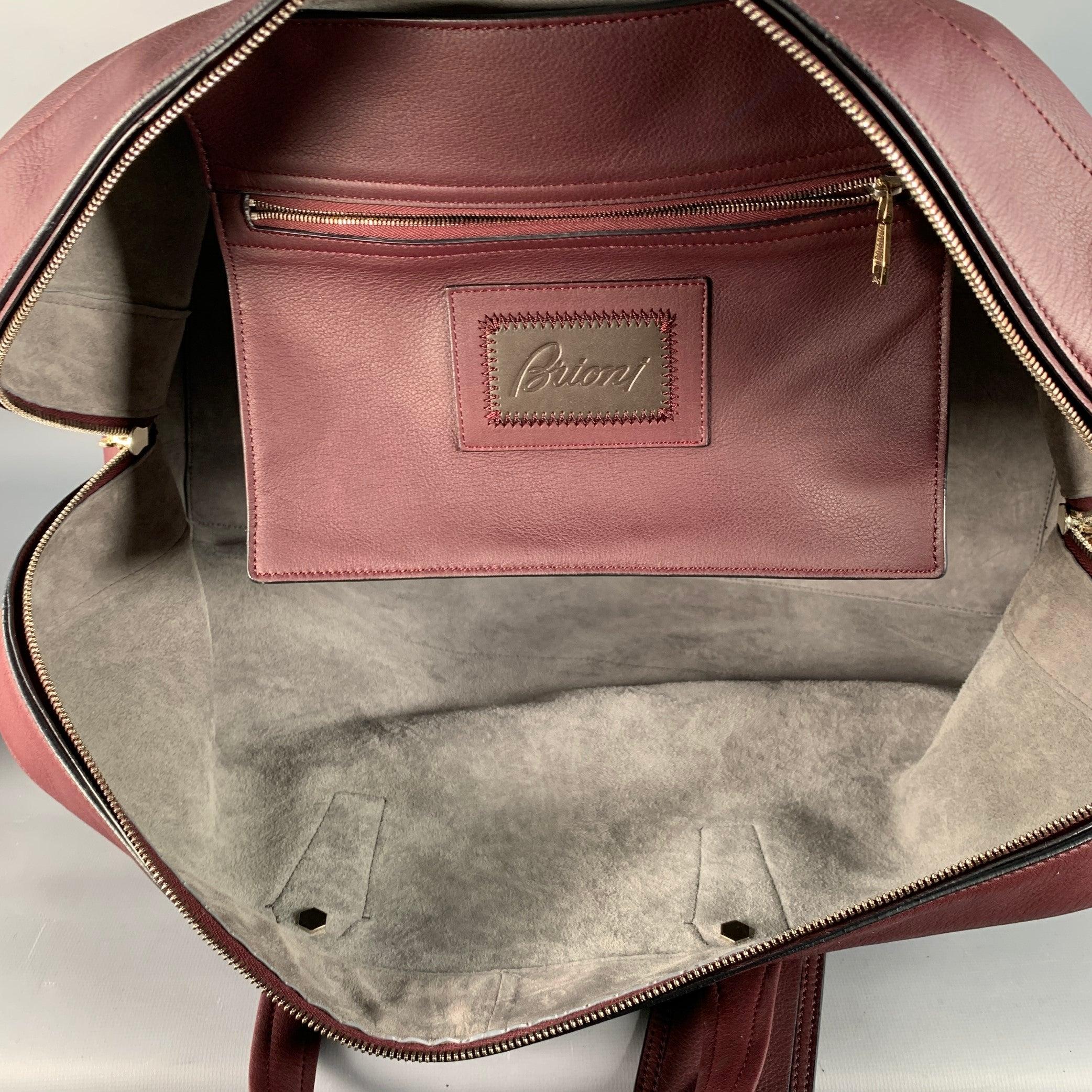 Brioni - Borsa da notte con zip in pelle di Borgogna in vendita 3
