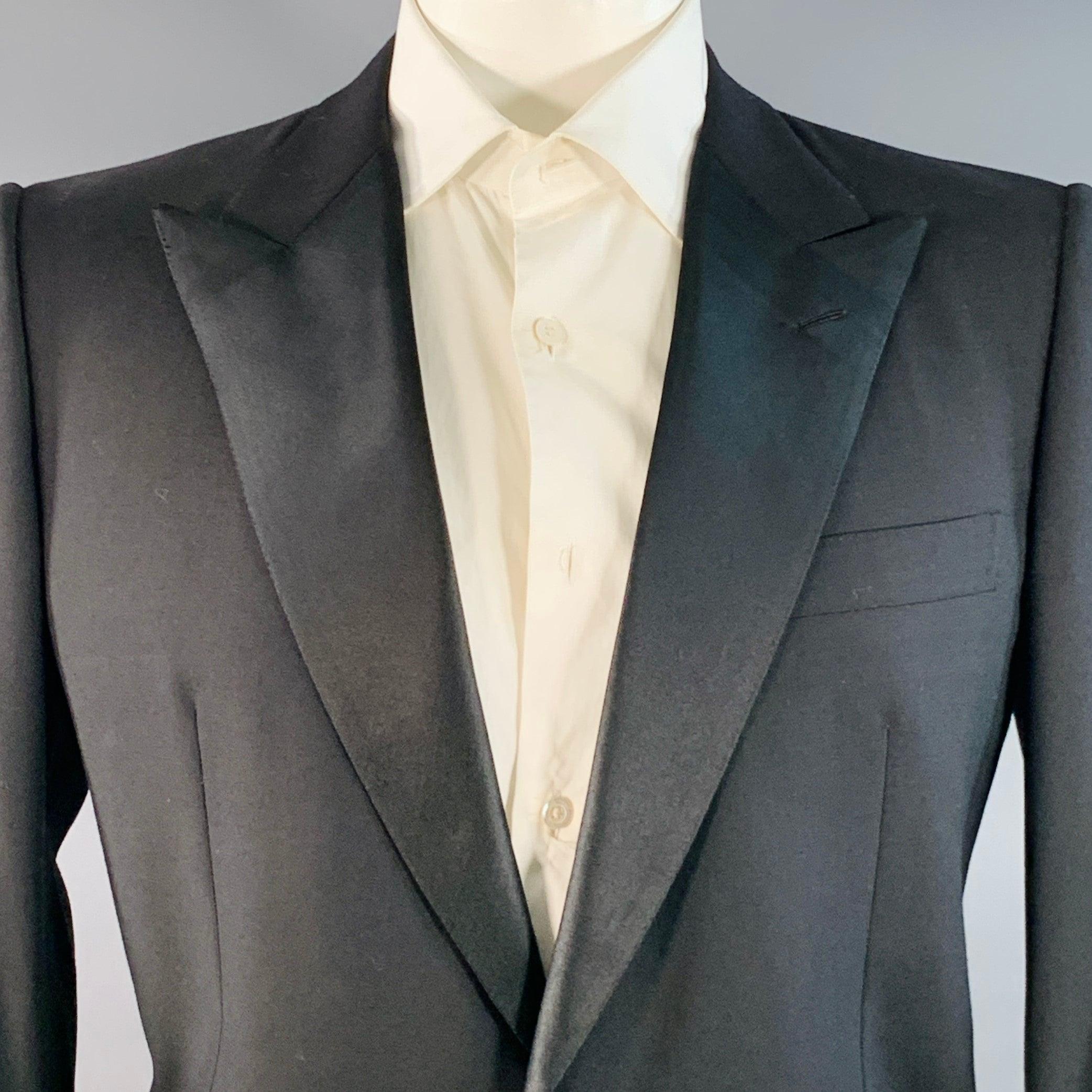 Brioni pour WILKES BASHFORD manteau de sport de smoking
en laine noire, avec un revers en satin, une double ouverture au dos et une fermeture à bouton unique. Fabriqué en Italie. Excellent état. 

Marqué :   42/52 

Mesures : 
 
Épaule : 17.75