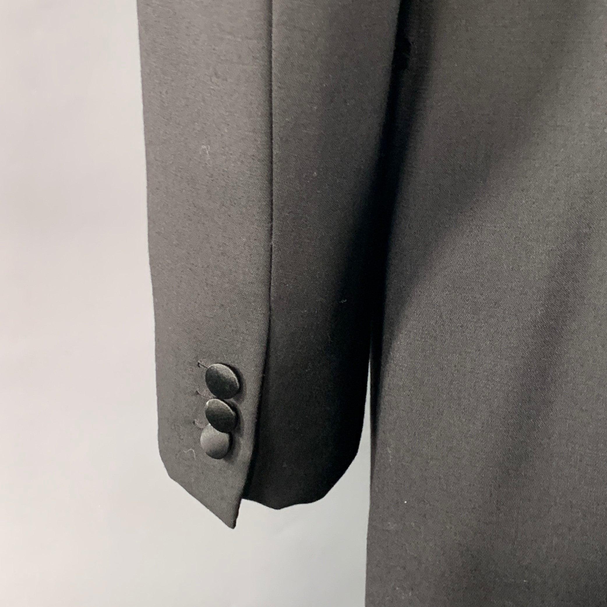 Brioni pour Wilkes Bashford Taille 44 Tuxedo en laine noire à revers en pointe en vente 1