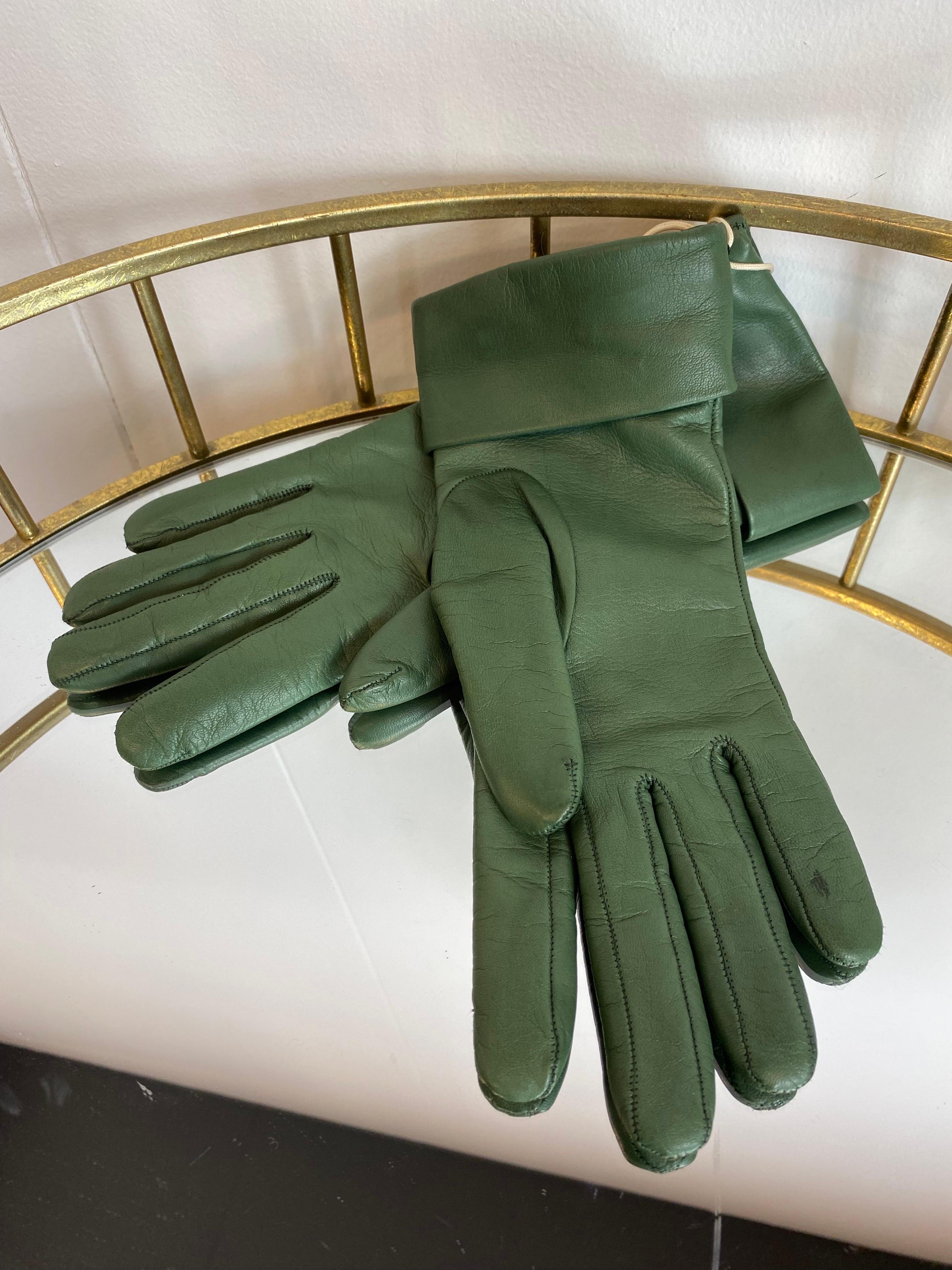 Brioni gloves in dark sage green leather. 
Beige wool interior. 
Has a small mark on one finger as in the photo but they are in perfect condition.
With tag. 
Size S
length 25.5 cm 
Width 9cm