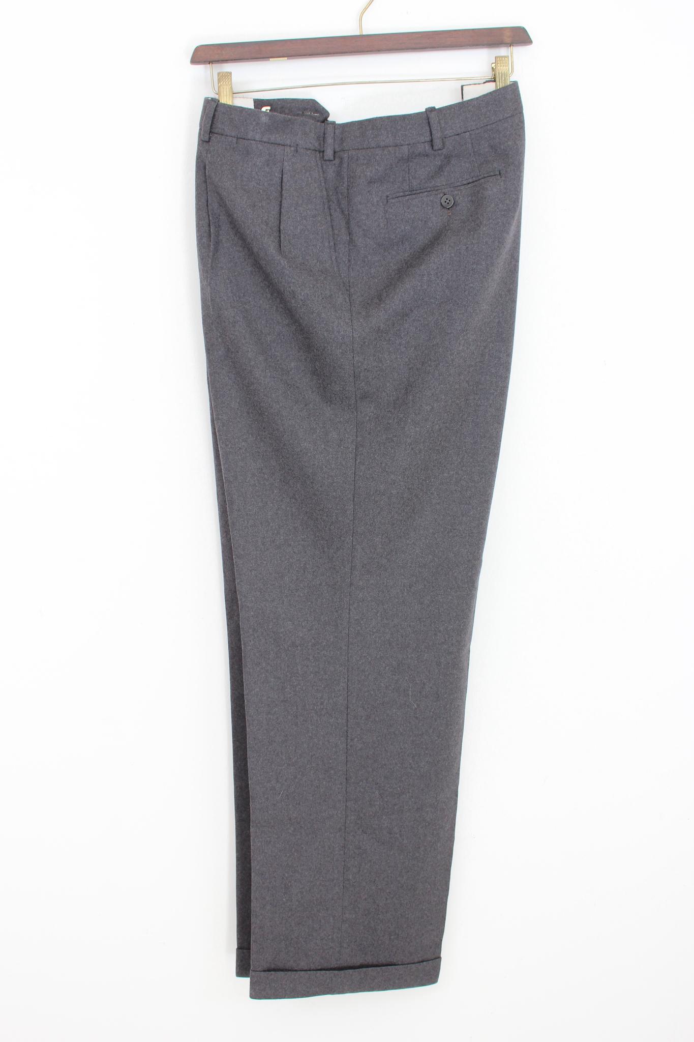 Pantalon élégant vintage des années 90 de Brioni. Modèle droit, couleur grise, 100% laine. Fabriquées en Italie. Neuf sans étiquette, provenant du stock de l'entrepôt.

Taille : 64 It 54 Us 54 Uk

Taille : 55 cm
Longueur : 108 cm
Ourlet : 25 cm
