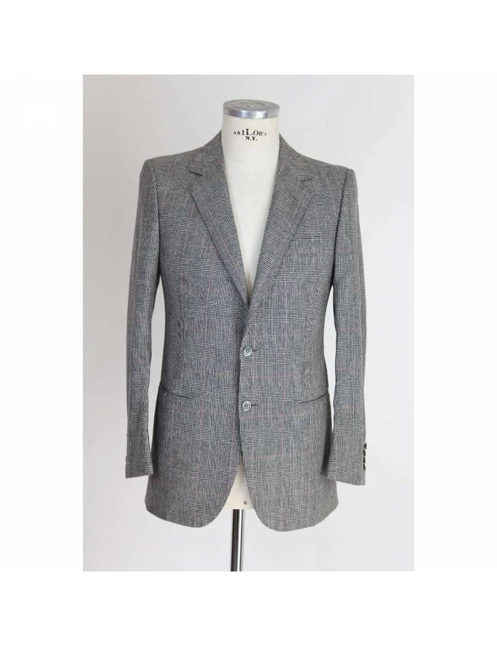 Brioni vintage Prince of Wales men's suit. 100% wool fitted jacket. Made in Italy size 47, new with label. Excellent manufacture.

Size 47 It 37 Us 37 Uk

Shoulders: 46 cm
Bust / chest: 49 cm
Sleeves: 62 cm
Length: 84 cm
Waist trousers: 40 cm
Pants