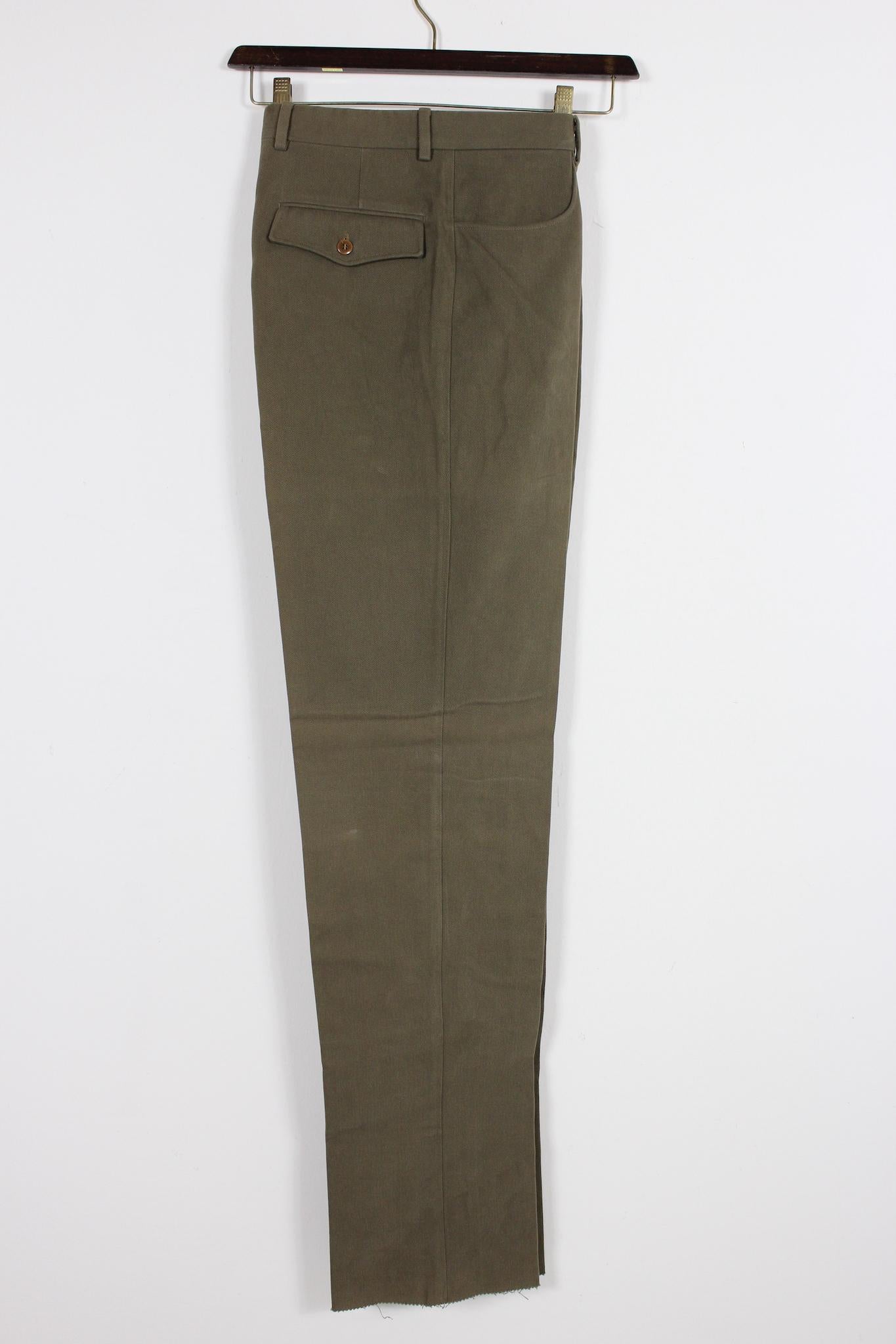 Brioni classic vintage 90s green trousers. Green color, button and zip closure, 100% heavy cotton fabric. Made in Italy.

Size: 48 It 38 Us 38 Uk

Waist: 40 cm
Length: 120 cm
Hem: 20 cm
Pant crotch: 93 cm