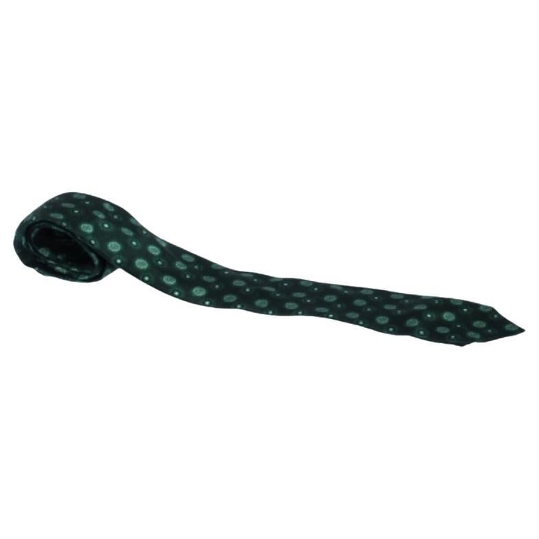 Cette cravate sophistiquée de Brioni est très luxueuse. Il est confectionné en soie de qualité supérieure et présente un imprimé floral sur toute sa surface. Il est disponible dans une jolie nuance de vert. Le logo de la marque figure sur la boucle