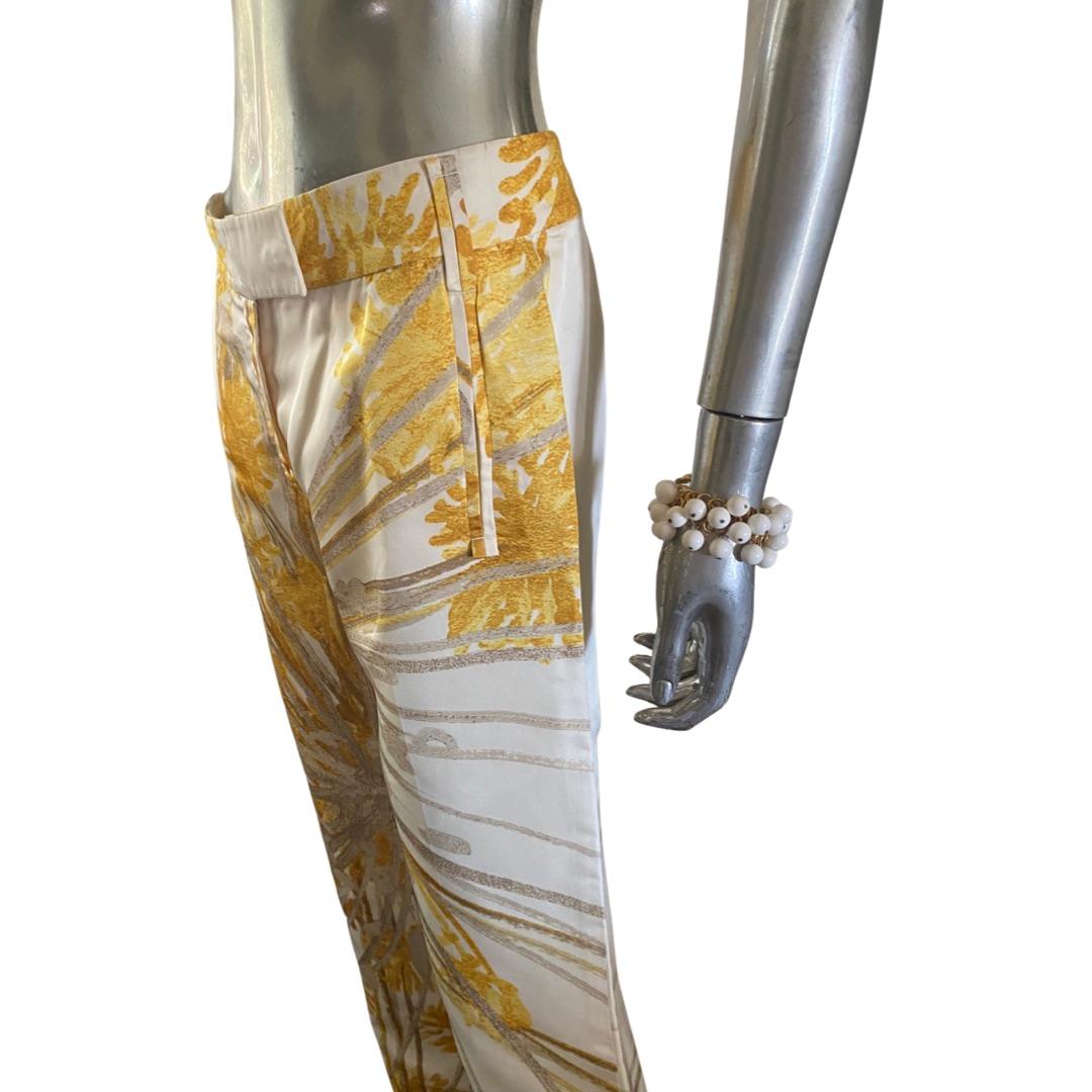 Die Verarbeitung dieser Hose zeigt, warum Brioni eine der besten Maßschneidereien in Italien ist. Der handgenähte Innenbund, die raffinierten Paspeltaschendetails und natürlich der einzigartige moderne florale Seidendruck sind herausragend.
