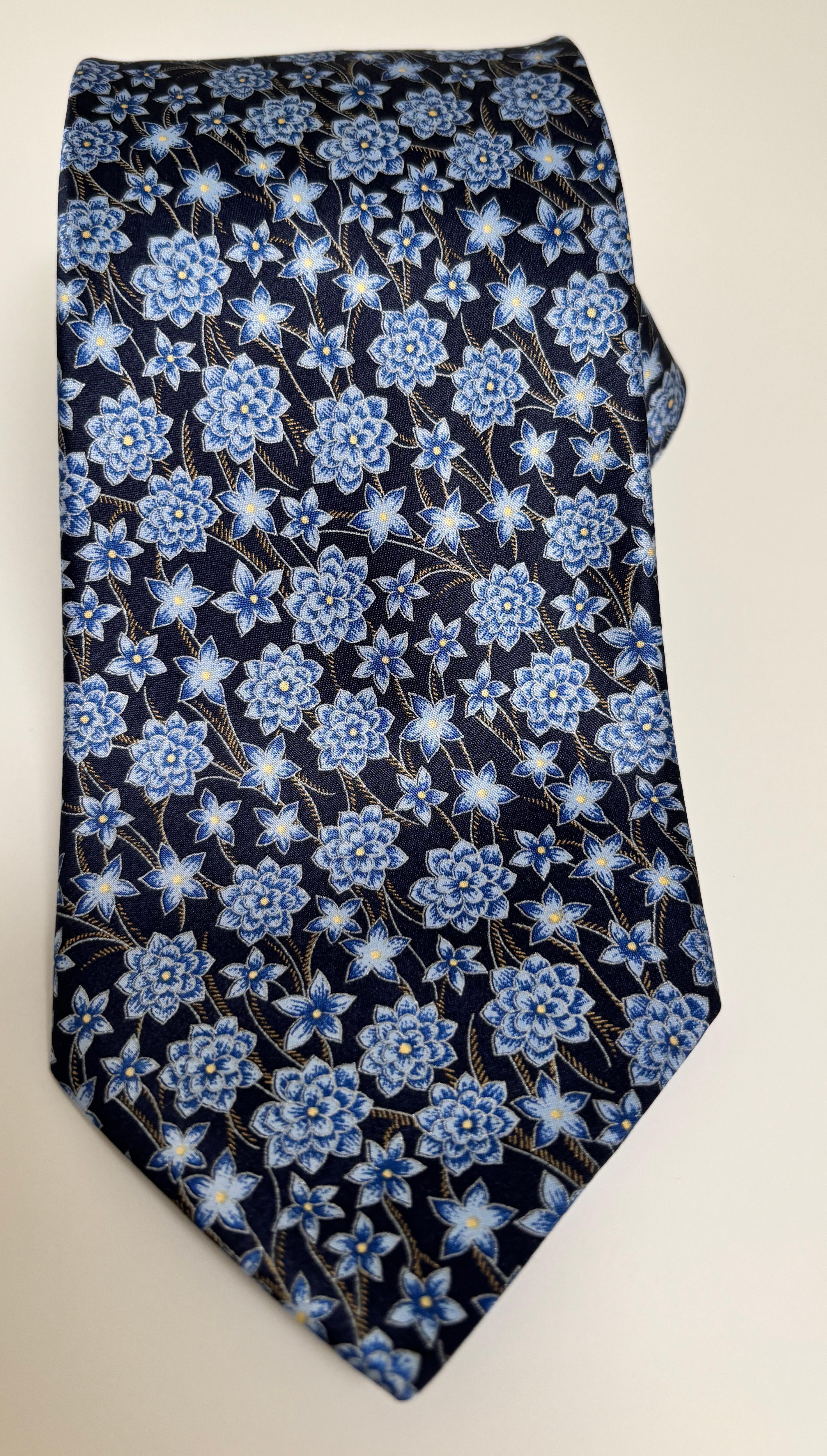 Cravate en soie bleue Brioni cravate homme.
Cravate Brioni bleue en soie florale imprimée de luxe, fabriquée à la main en Italie.
Cravate de luxe en soie conçue par Brioni. 
100% soie Nettoyage à sec uniquement.
LONGUEUR : 58 pouces
LARGEUR : 3,5