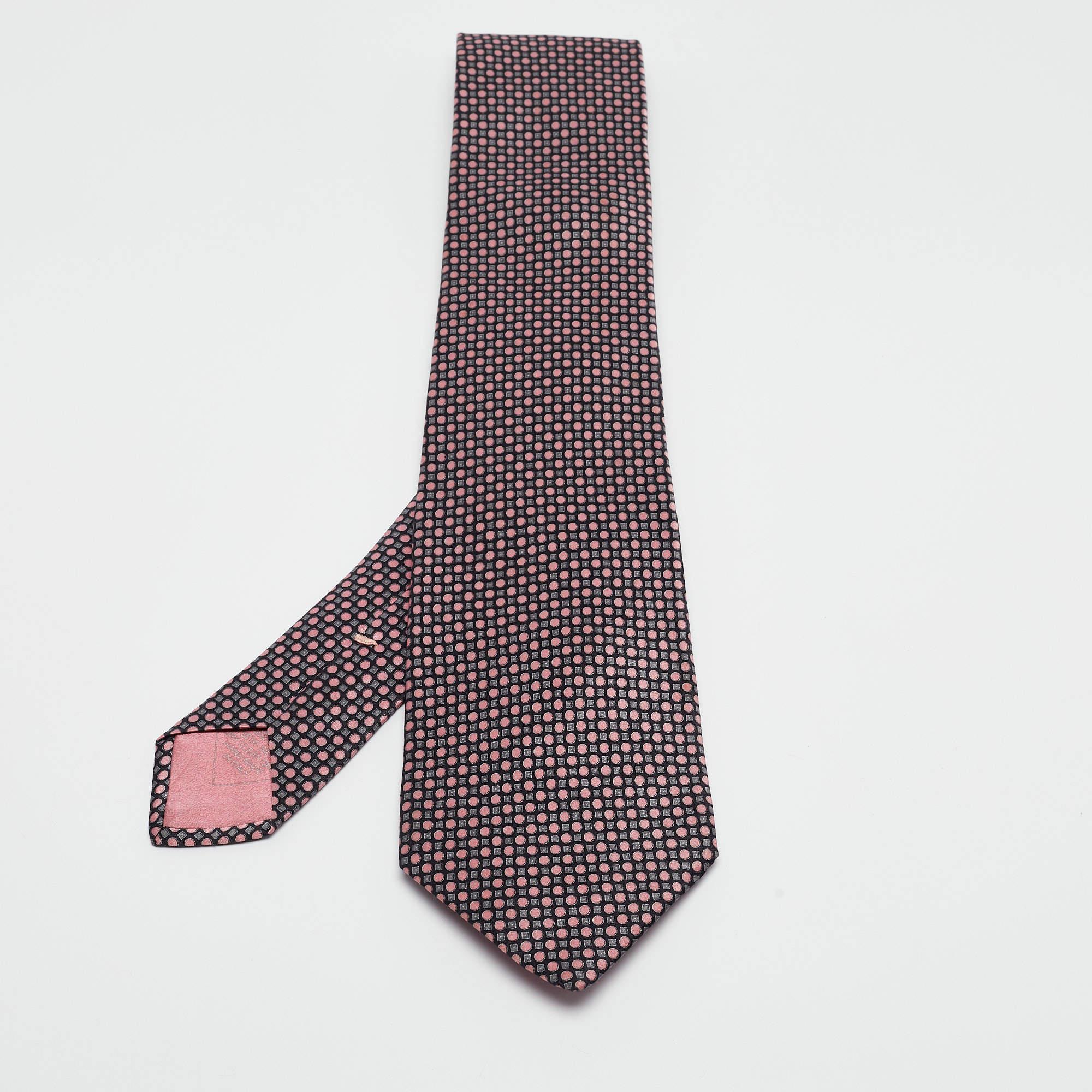 Pick this Brioni tie to give your formal look a touch of luxury. It is cut from silk and detailed with prints all over. It is finished with the brand label on the back. Comes with a matching pocket square.