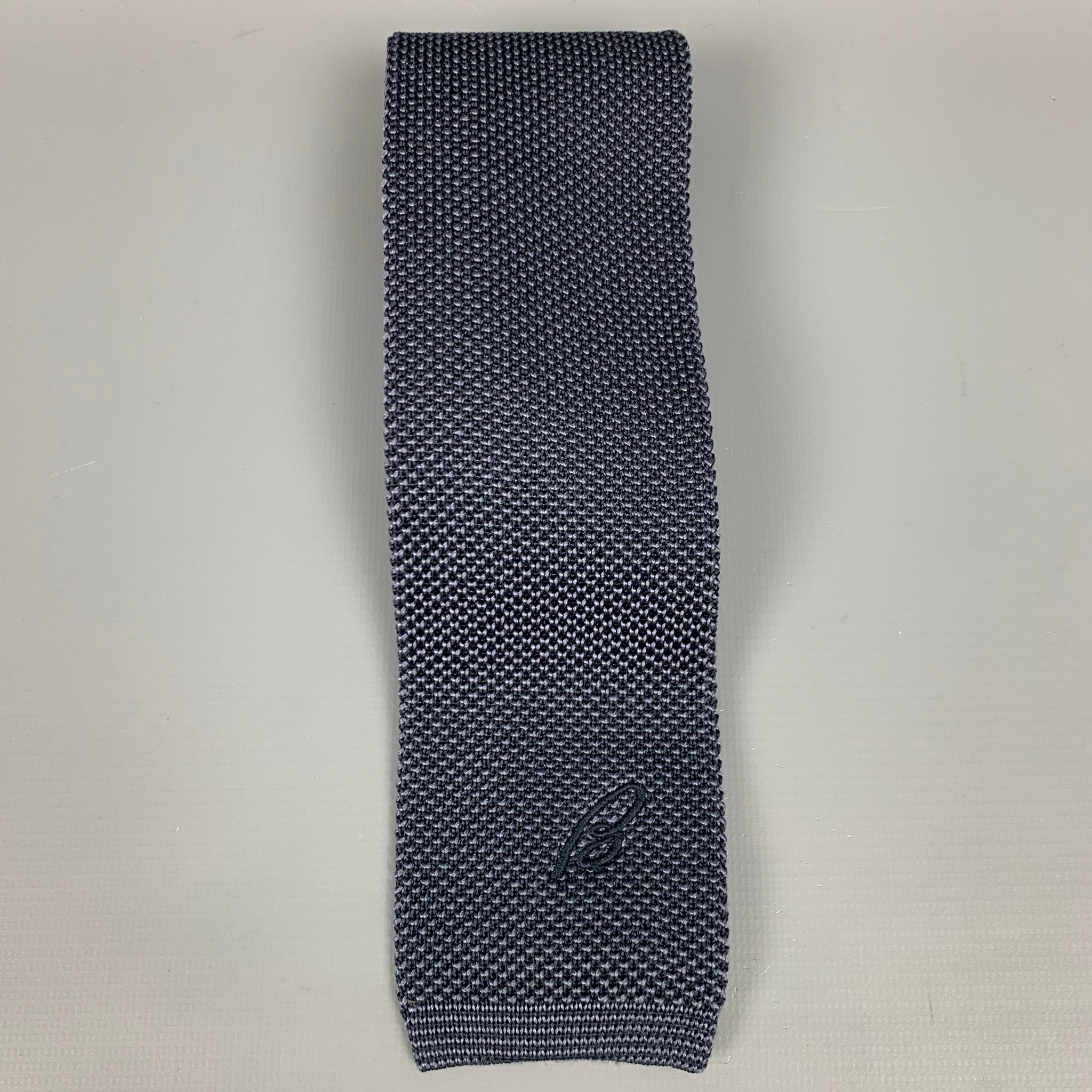 BRIONI neck tie comes in a navy knitted silk. Made in Italy.

Very Good Pre-Owned Condition.

Measurements:

Width: 3.25 in. 