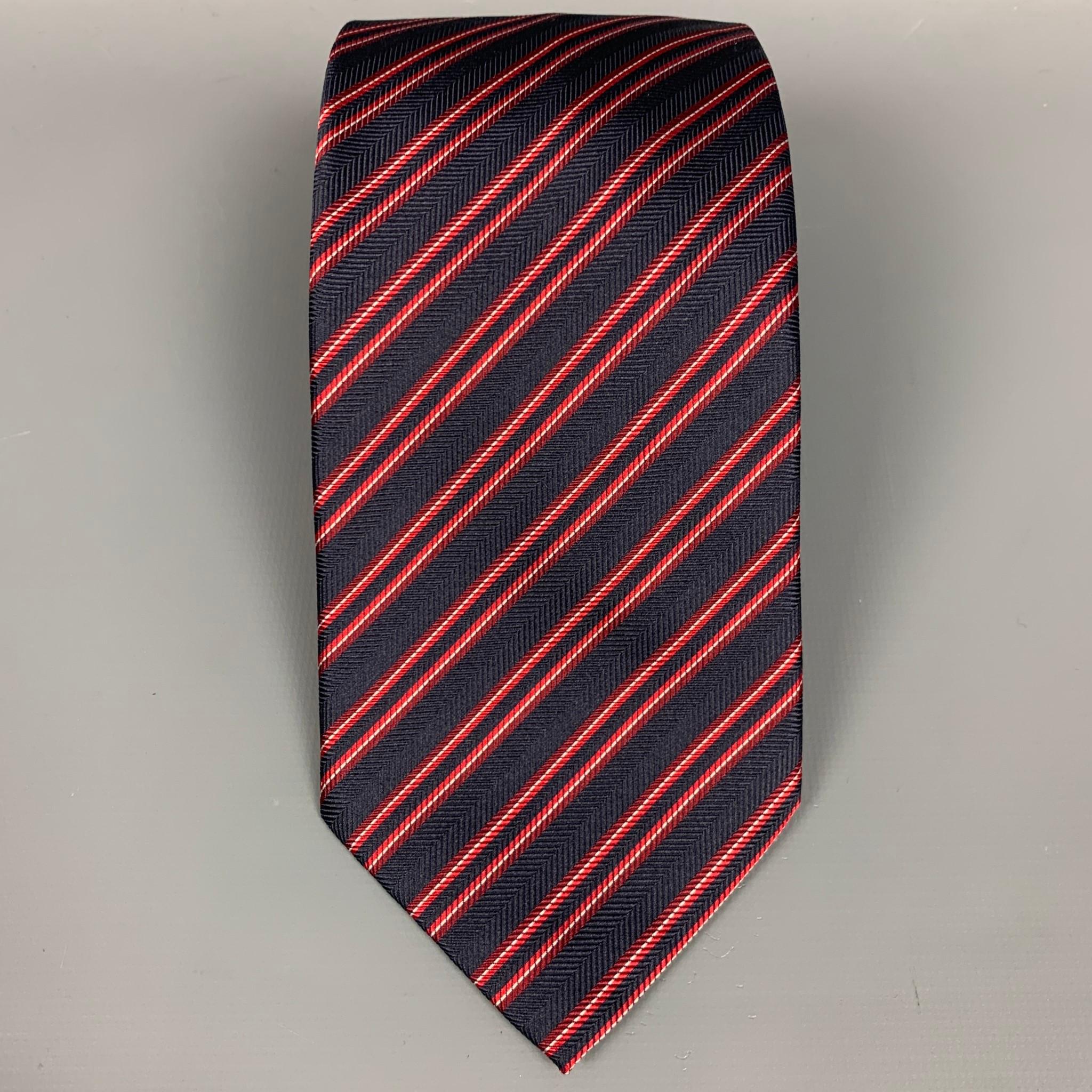 BRIONI neck tie comes in a navy & red stripe print silk. Made in Italy.

Very Good Pre-Owned Condition.

Measurements:
Marked: Dis. FST40

Width: 3.5 in.  