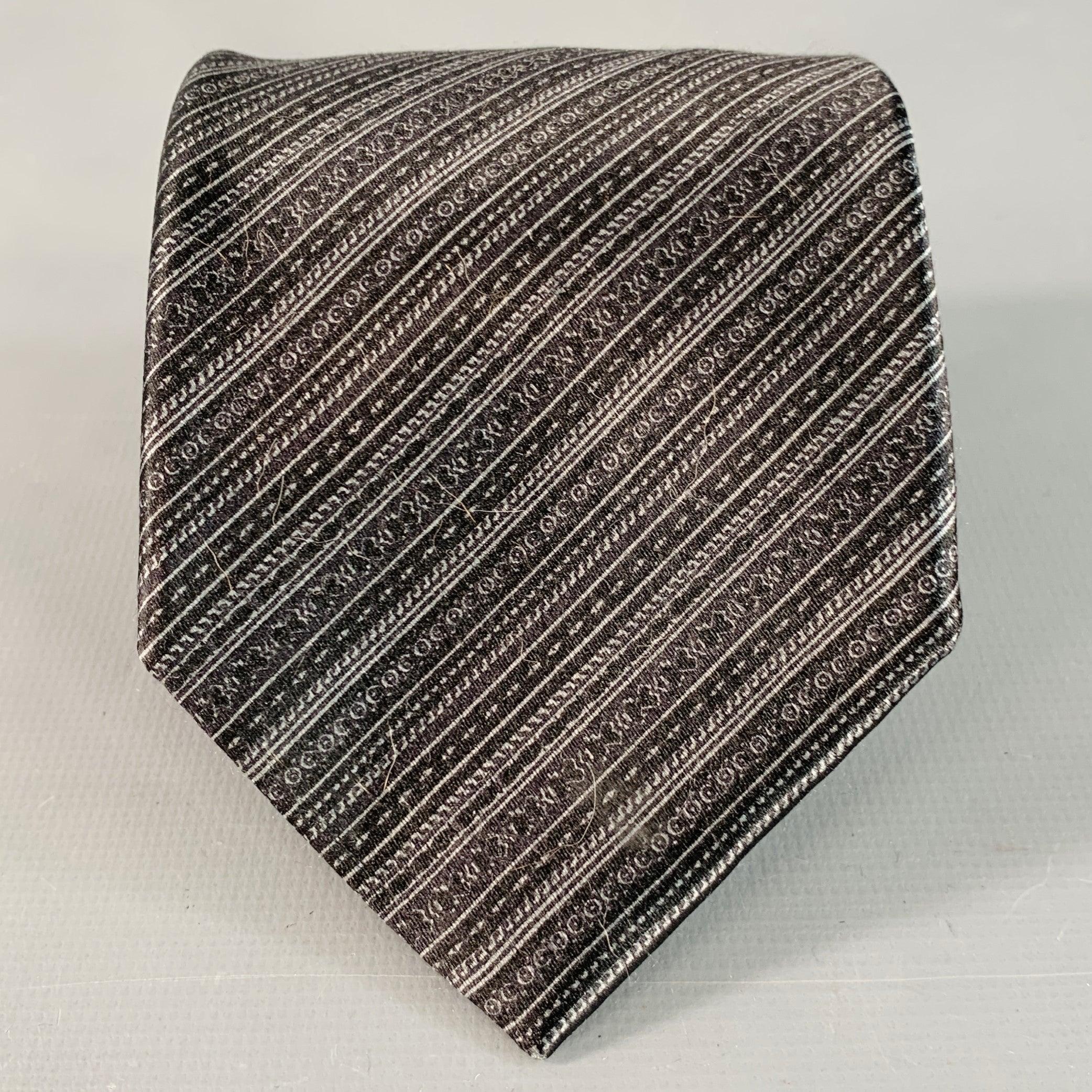 BRIONI
Krawatte aus schwarzem und grauem Seidensatin mit einem diagonalen Streifenmuster mit gemischten Streifen. Hergestellt in Italien, guter gebrauchter Zustand. Mäßige Spuren auf der Rückseite Breite: 3 Zoll Länge: 56 Zoll 
  
  
 
Sui