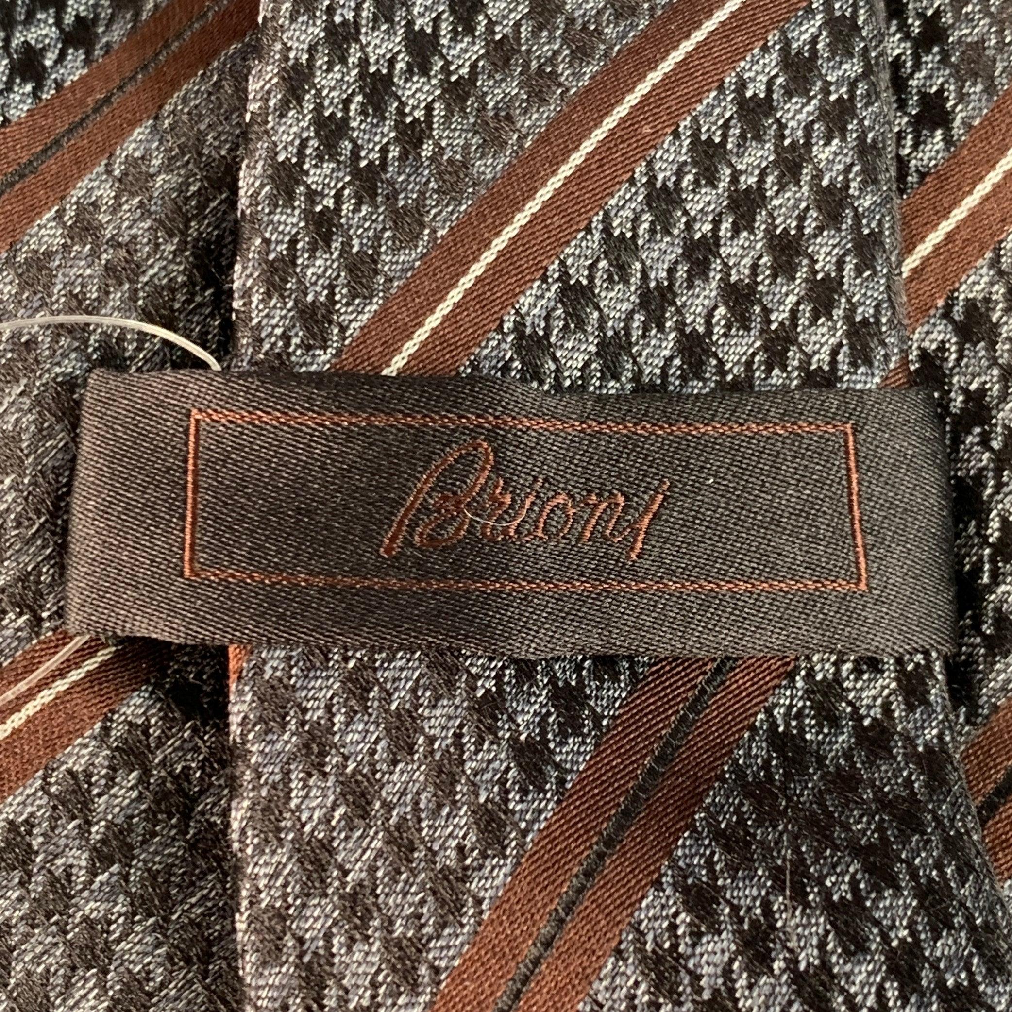 BRIONI Einheitsgröße Braun Grau Hahnentritt Diagonalstreifen Seidenkrawatte im Angebot 1