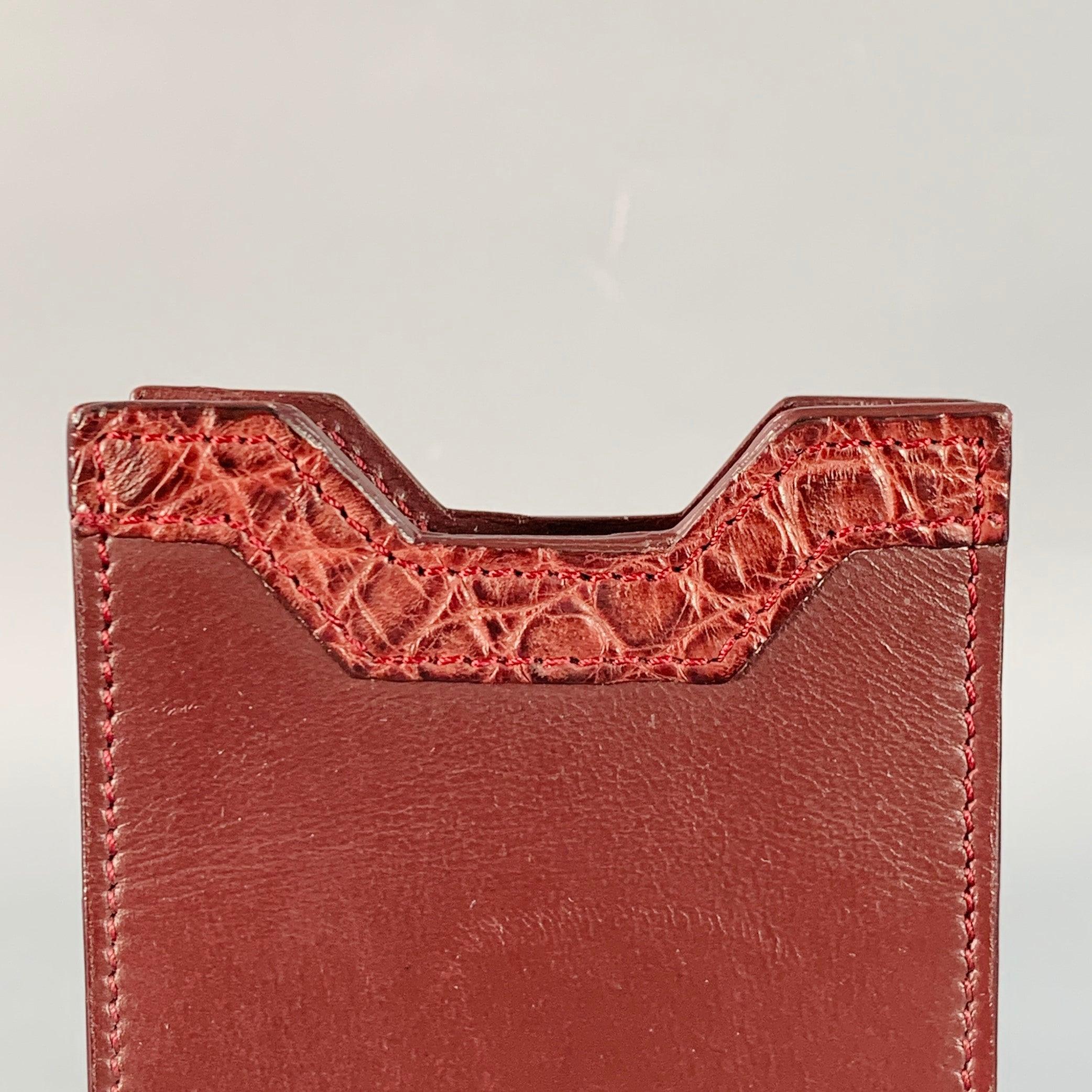 Porta telefono Brioni
in pelle bordeaux con finiture in alligatore tono su tono, logo in rilievo e pannelli elastici. Made in Italy.Eccellente condizione di usato.5,25 x 3 pollici 
  
  
 
Riferimento Sui Generis: 140882
Categoria: Borse e