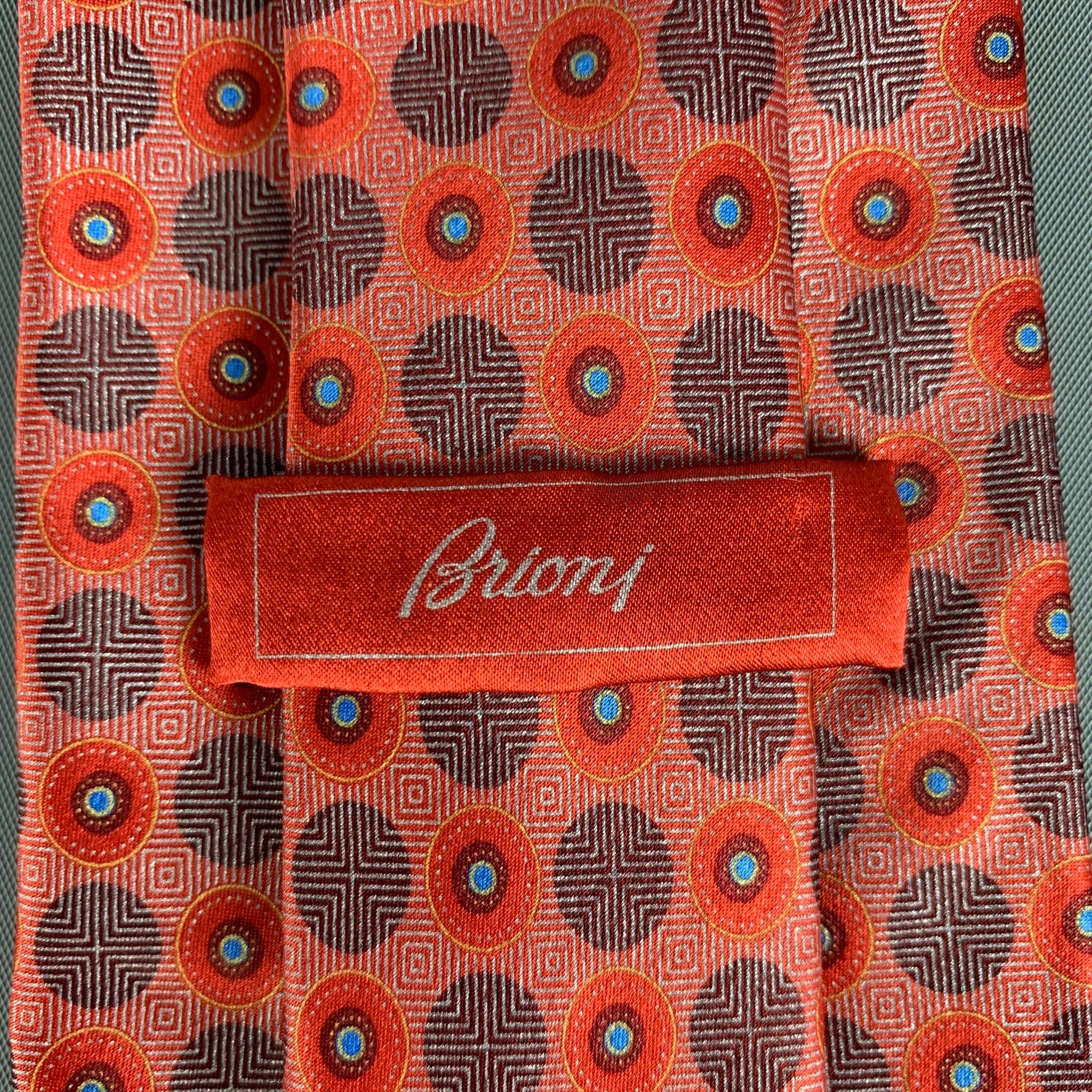 BRIONI neck tie comes in a red & black dot print silk. Made in Italy. 

Excellent Pre-Owned Condition.

Measurements:

Width: 3.5 in. 