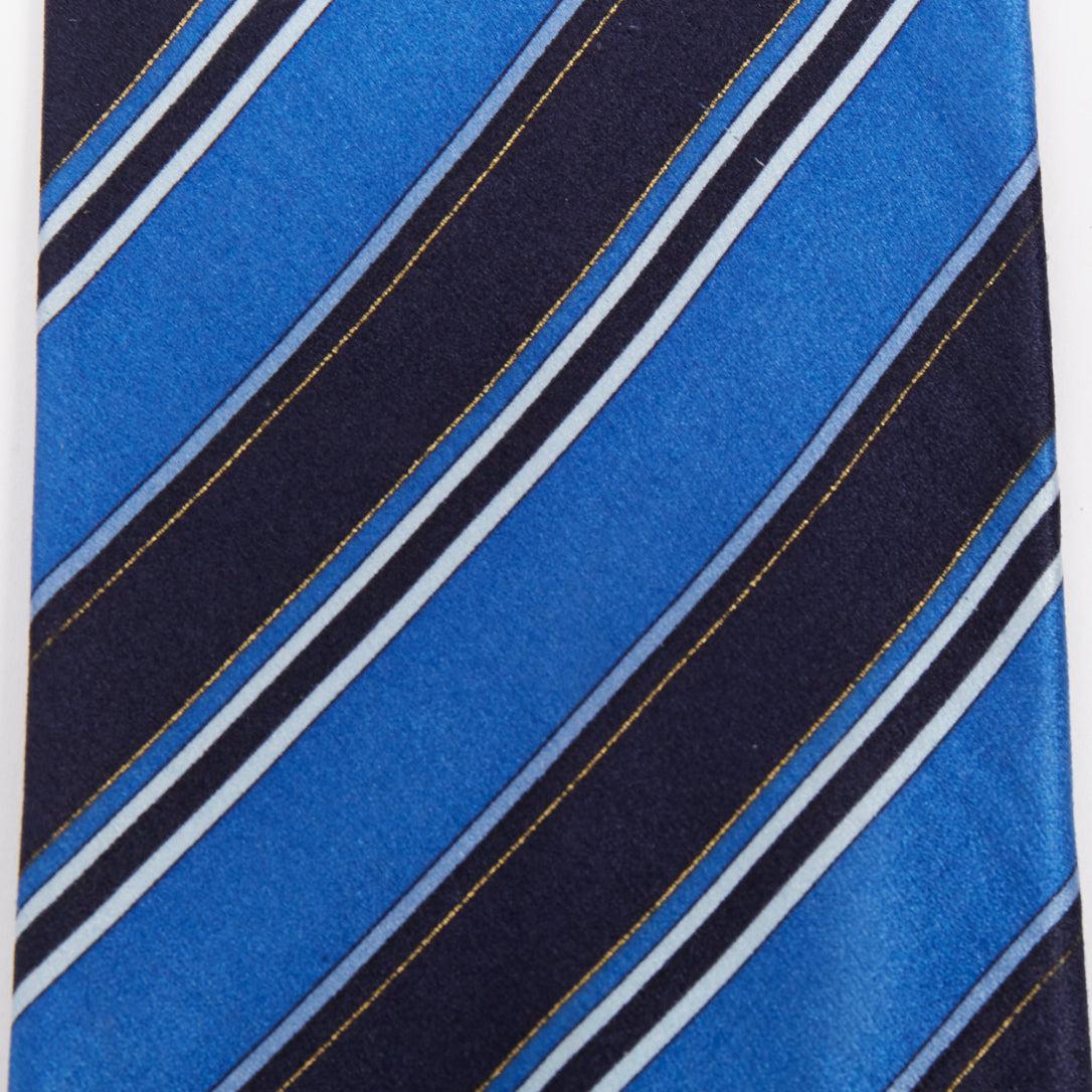 Nero Brioni Set di 3 cravatte da abito in 100% seta blu a righe diagonali con pieghe bianche a pois in vendita