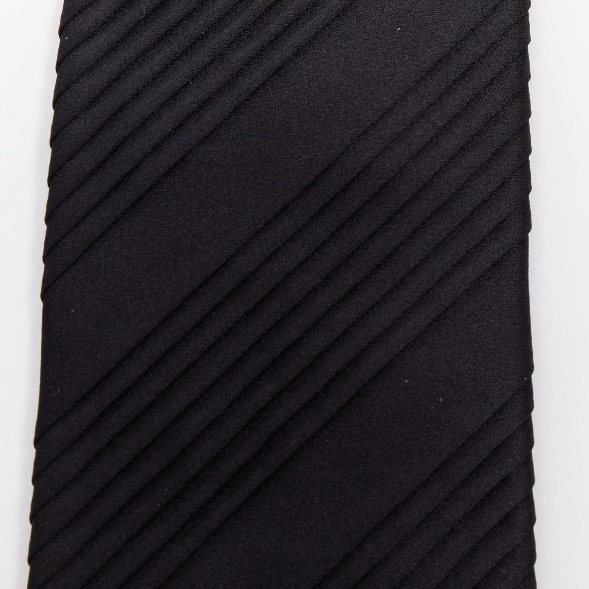 Brioni Set di 3 cravatte da abito in 100% seta blu a righe diagonali con pieghe bianche a pois In condizioni ottime in vendita a Hong Kong, NT