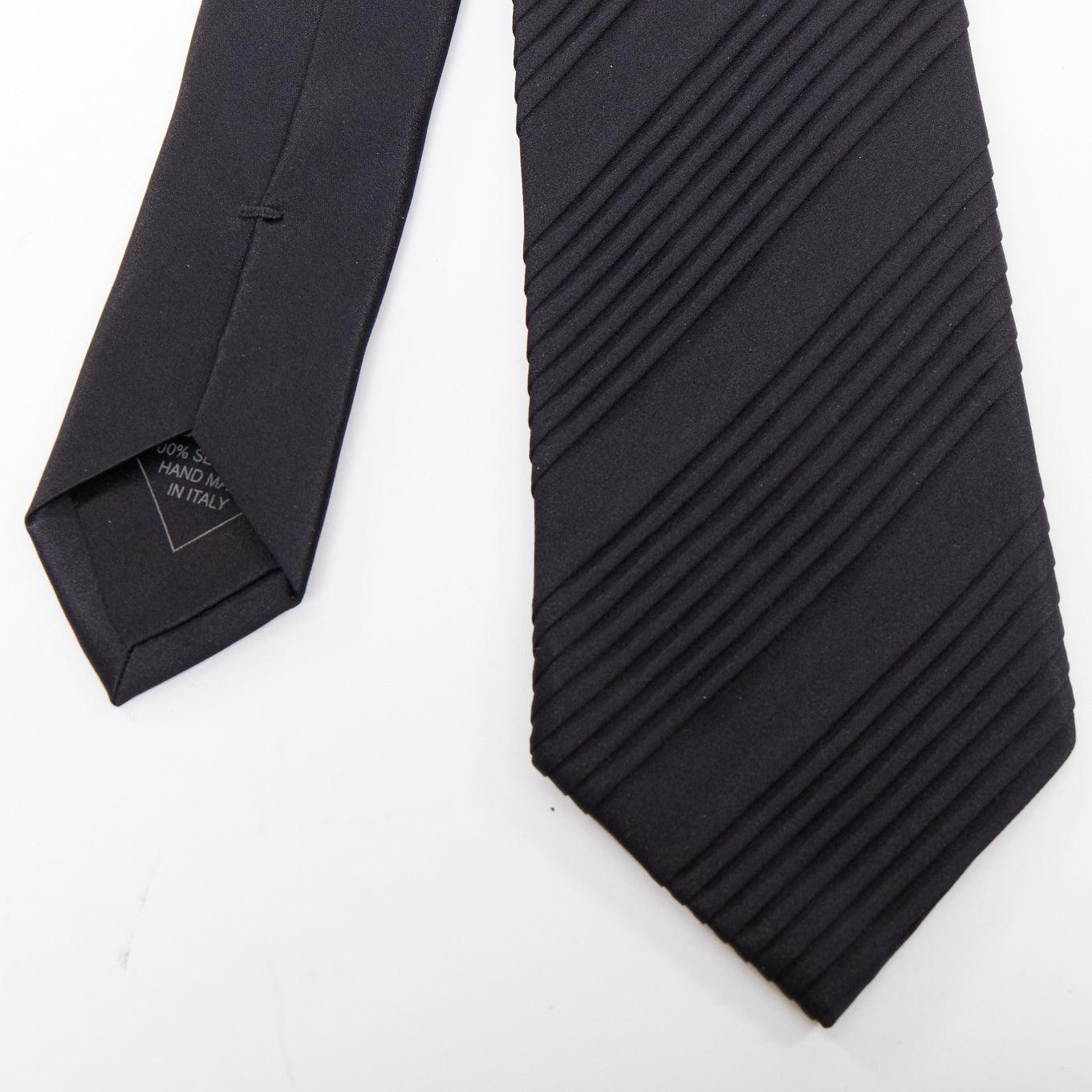 Brioni Set di 3 cravatte da abito in 100% seta blu a righe diagonali con pieghe bianche a pois in vendita 1