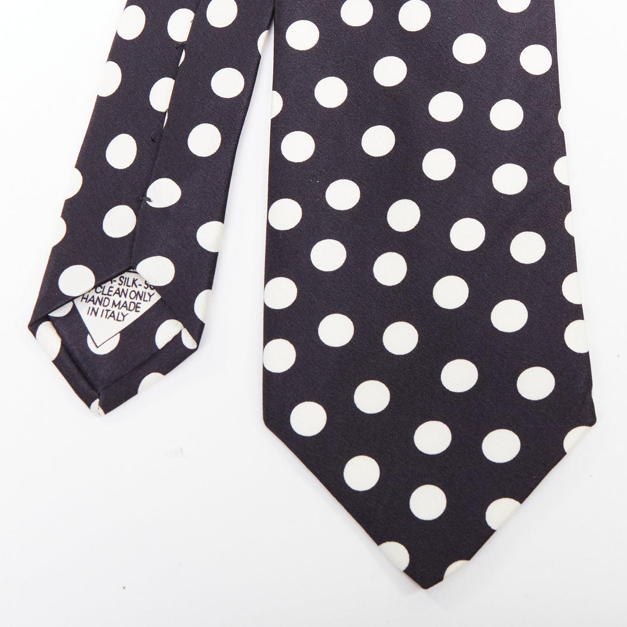 Brioni Set di 3 cravatte da abito in 100% seta blu a righe diagonali con pieghe bianche a pois in vendita 2