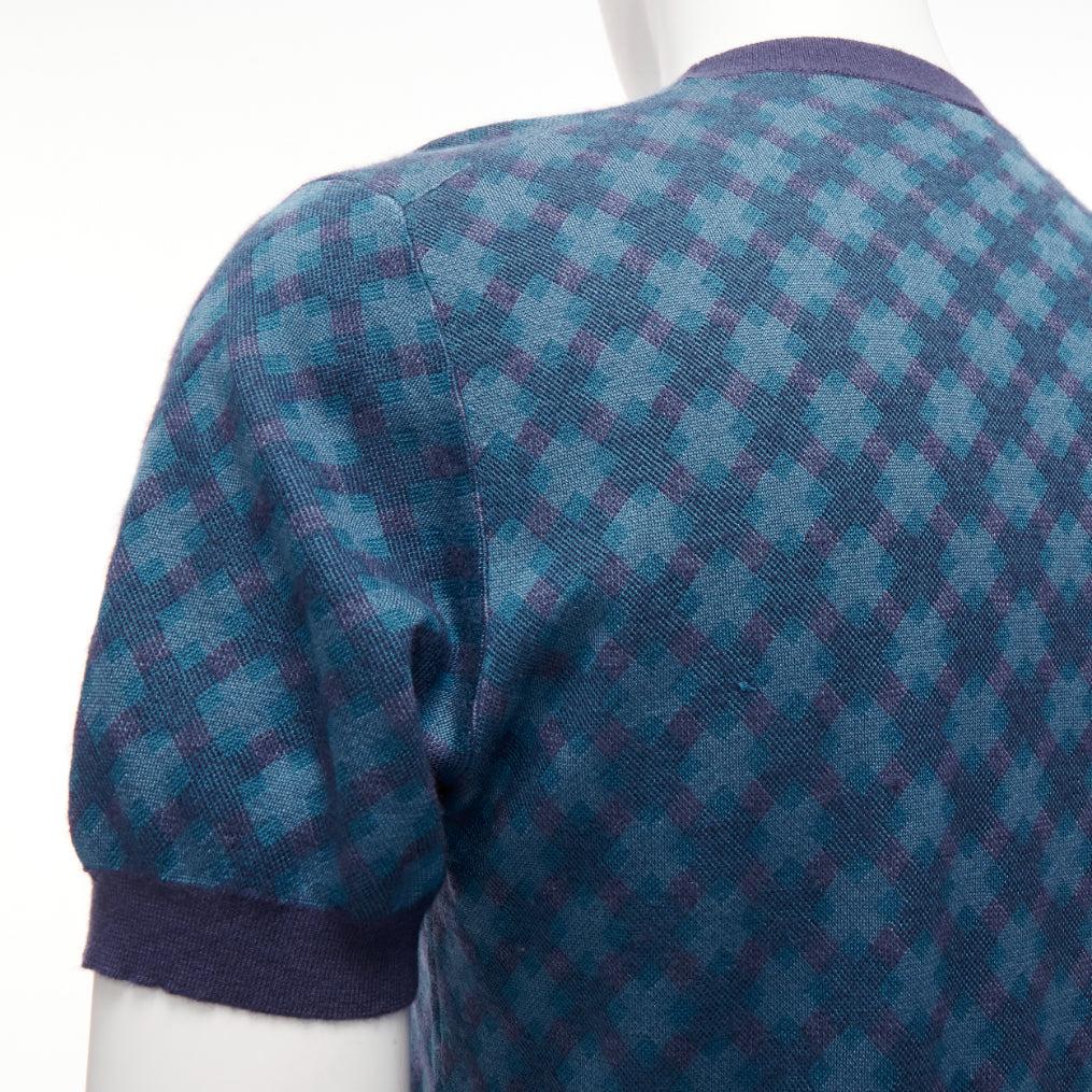 BRIONI silk cashmere blue navy diagonal check short sleeve sweater IT50 L
Reference: JSLE/A00127
Brand: Brioni
Material: Silk, Cashmere
Color: Blue, Navy
Pattern: Checkered
Closure: Pullover
Made in: Italy

CONDITION:
Condition: Fair, this item was