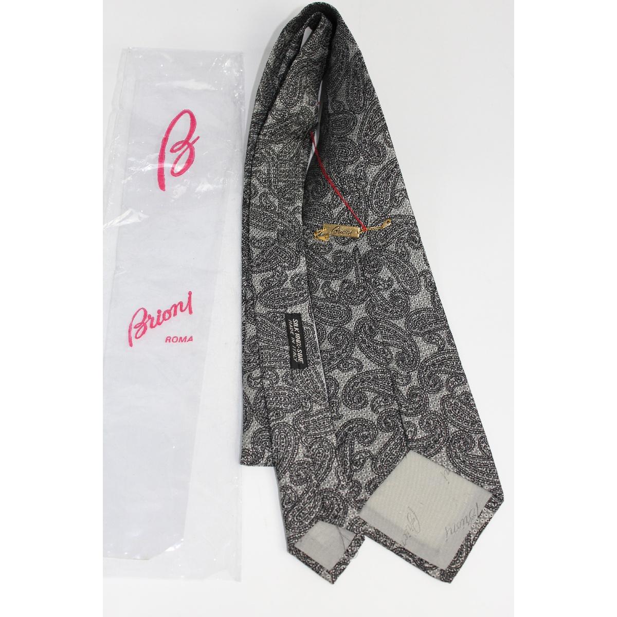 Brioni Vintage Seide schwarze Krawatte, mit grauem Paisley. Hergestellt in Italien. Neu ohne Etikett.

Länge: etwa 150 cm
Breite: etwa 9 cm
