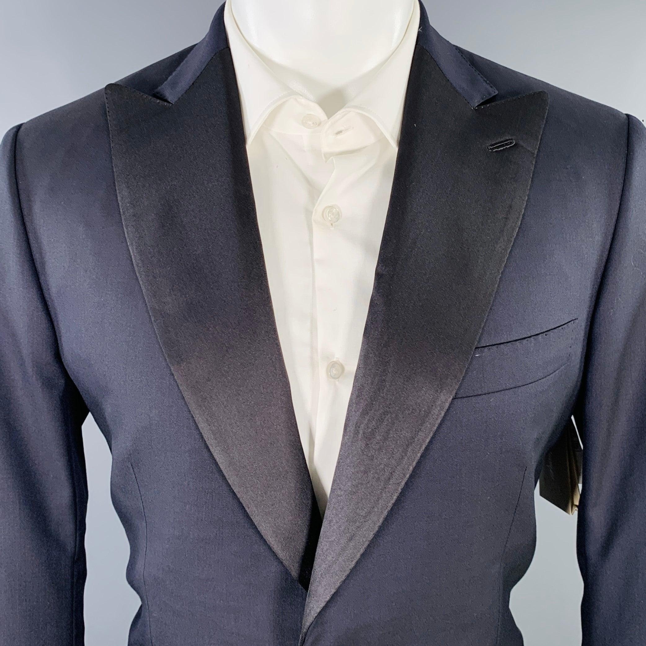 Manteau de sport BRIONI en laine tissée marine avec revers à visière noir contrasté, poches passepoilées, double fente arrière et fermeture à un seul bouton. Fabriqué en Italie. Nouveau avec étiquettes. 

Marqué :   40 

Mesures : 
 
Épaule : 17.5