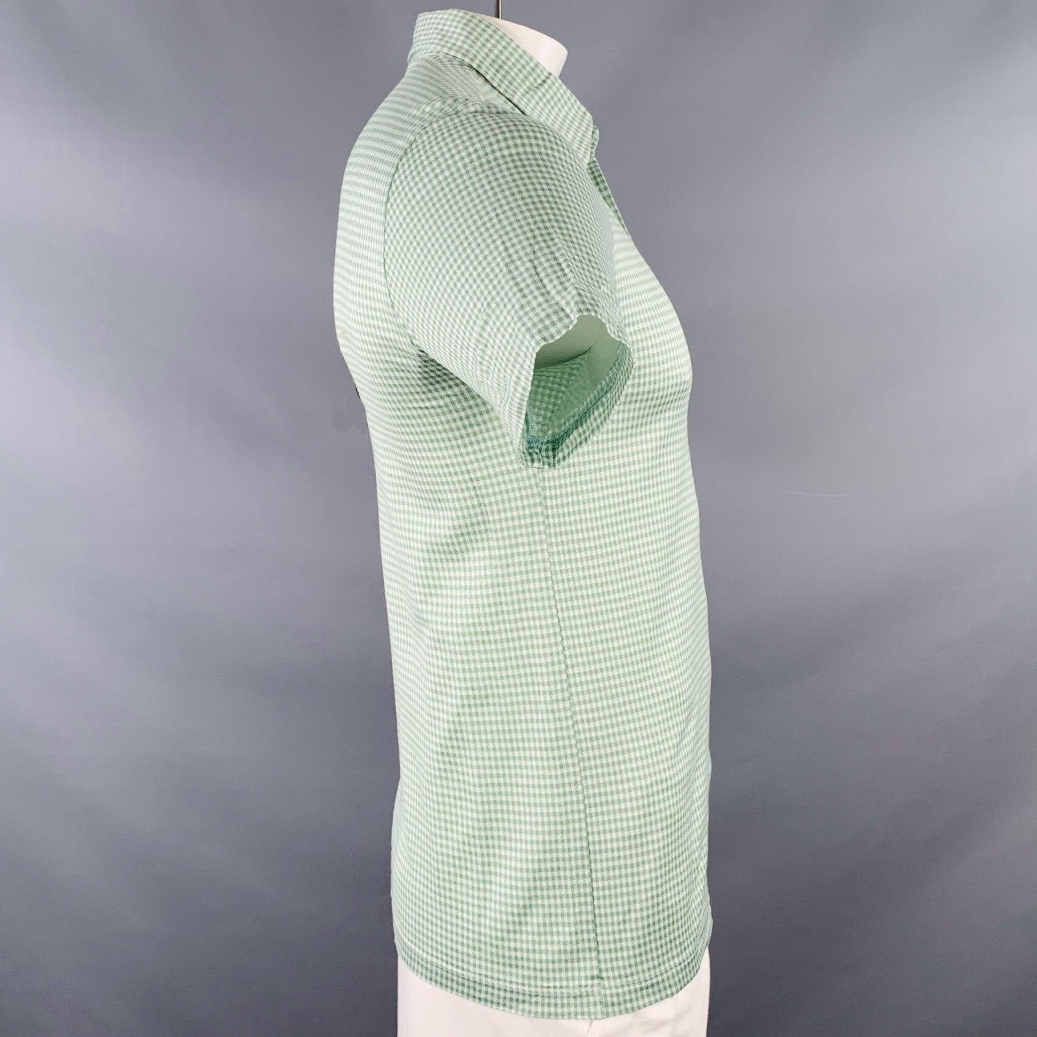 BRIONI polo
aus grüner und weißer Baumwolle mit Karomuster, kurzen Ärmeln und halber Knopfleiste. Made in Italy Ausgezeichneter Pre-Owned Zustand. 

Markiert:    

Abmessungen: 
 
Schultern: 16 Zoll Brustumfang: 38 Zoll Ärmelumfang: 8,5 Zoll  Länge: