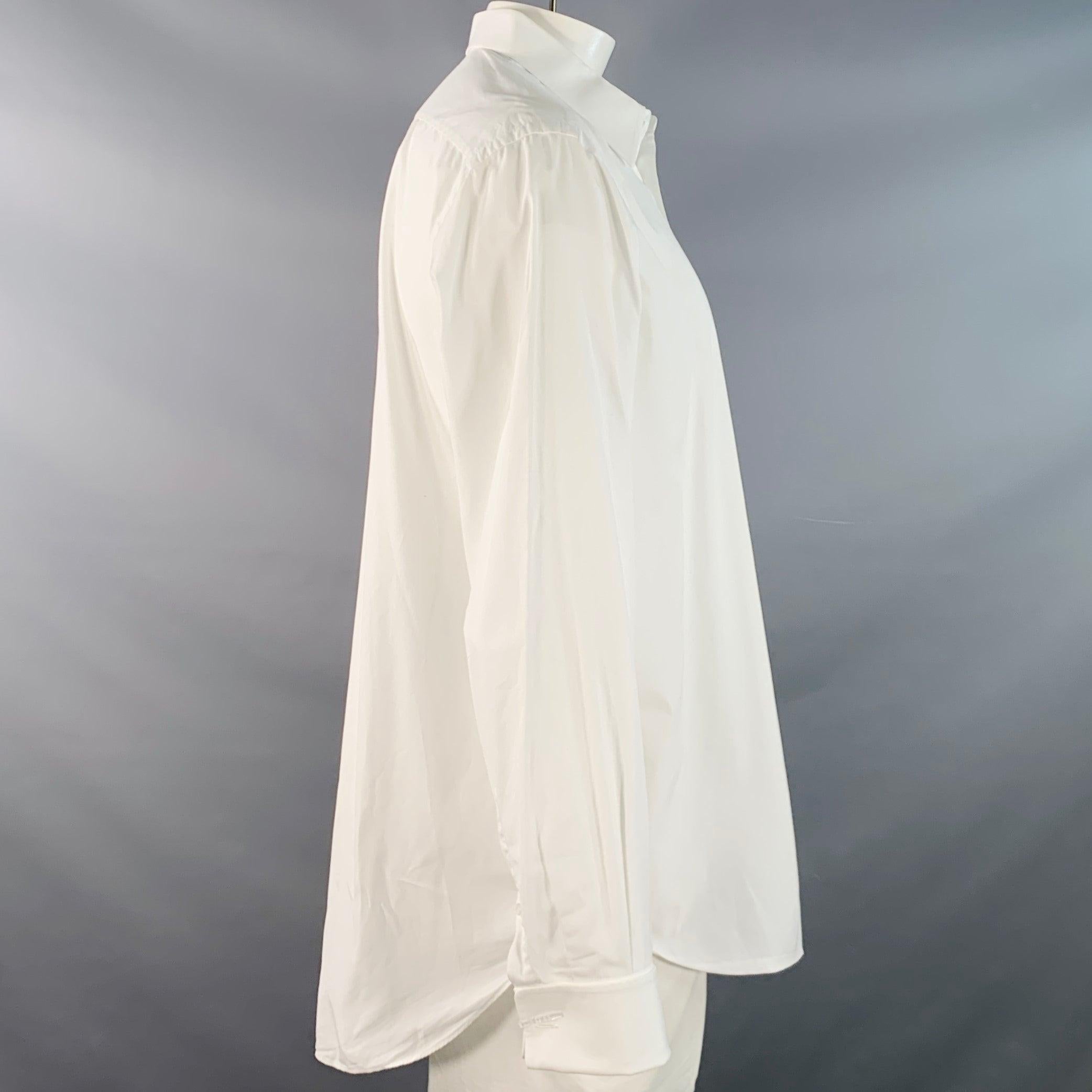 Brioni per Wilkes Bashford camicia a maniche lunghe
in tessuto di cotone bianco con colletto ampio, polsini alla francese e chiusura con bottoni. I gemelli non sono inclusi. Made in Italy. Eccellente condizione di usato.  

Contrassegnato:   L/17.5