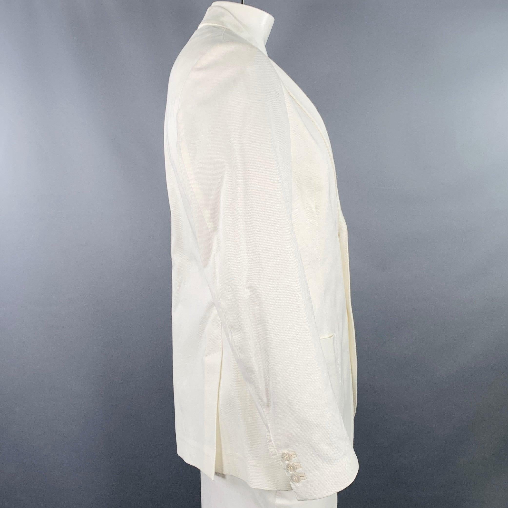 BRIONI jacket
in a
white cotton woven fabric featuring a notch lapel, three patch pockets, and double button closure. Made in Italy.Good Pre-Owned Condition. Multiple marks, at neck and sleeves. 

Marked:   L 

Measurements: 
 
Shoulder: 18 inches