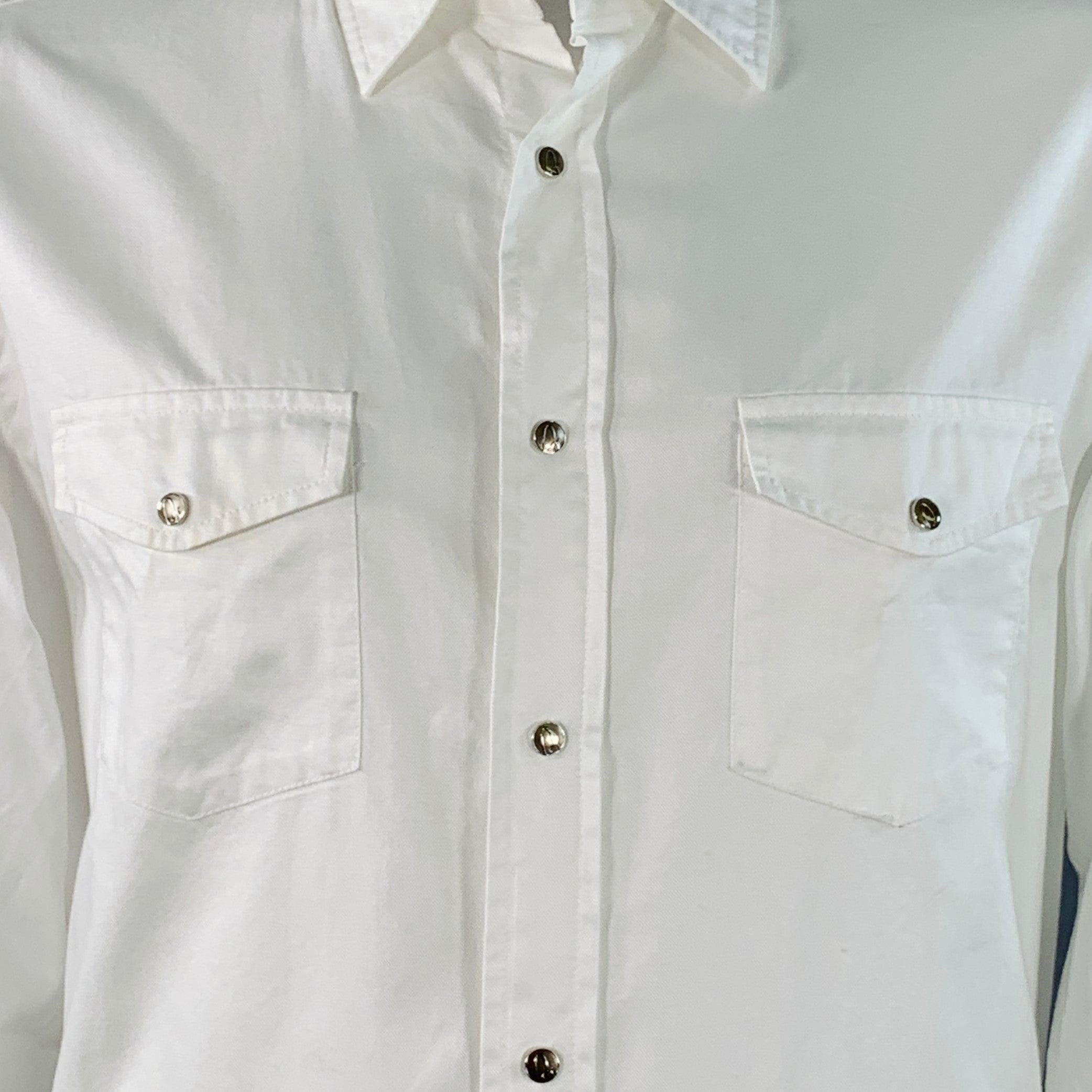 Camicia a maniche lunghe Brioni
in tessuto di cotone bianco con colletto curvo, due tasche applicate e chiusura a scatto. Made in Italy. Eccellente condizione di usato. 

Contrassegnato:   VI 

Misure: 
 
Spalla: 18 pollici Petto: 45 pollici