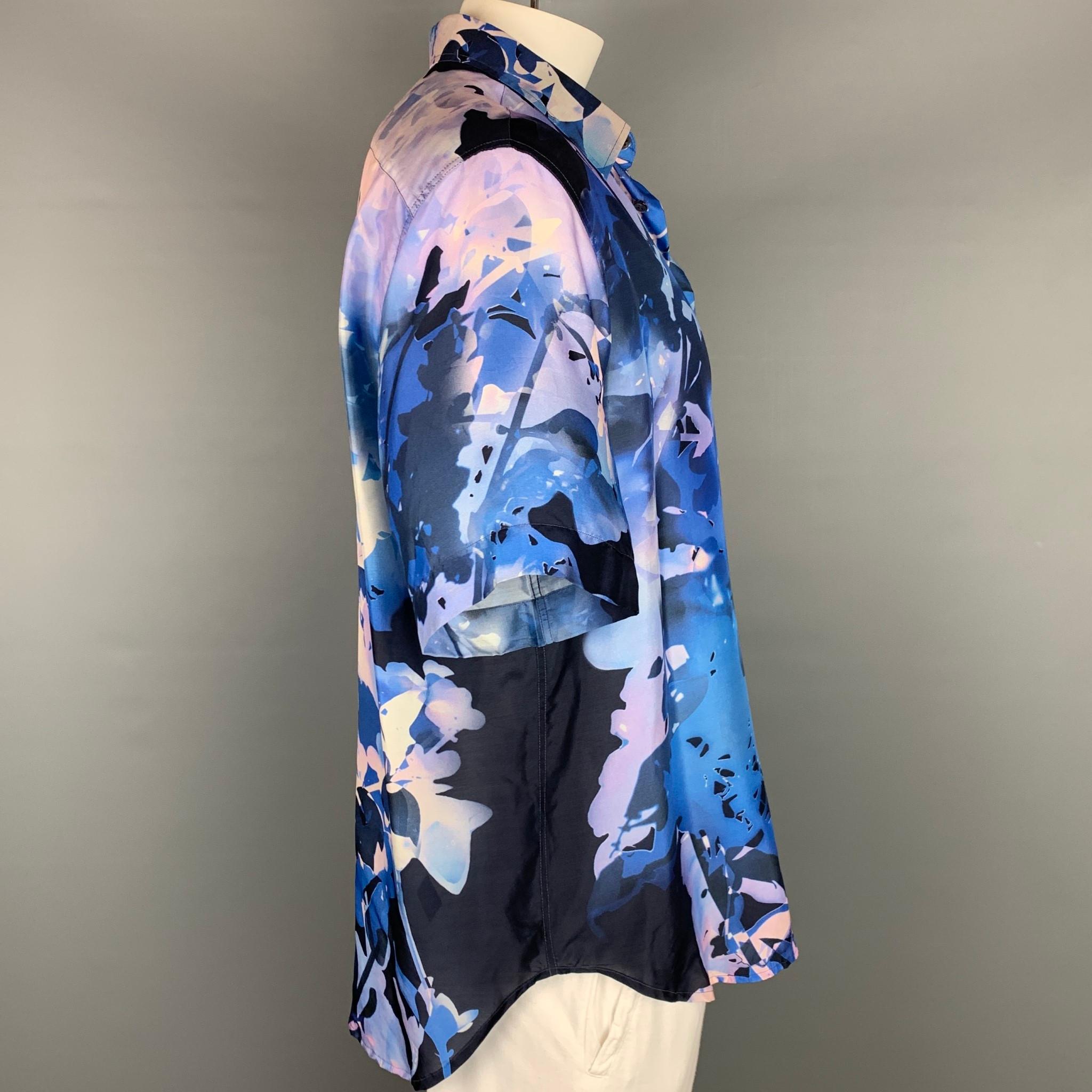 BRIONI short sleeve shirt comes in a blue & purple abstract floral silk featuring a spread collar and a buttoned closure. Made in Italy.

Very Good Pre-Owned Condition.
Marked: XXL

Measurements:

Shoulder: 19.5 in.
Chest: 48 in.
Sleeve: 11