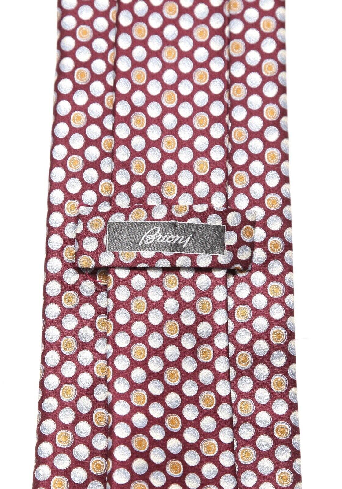 GARANTIERT ECHTE BRIONI HERREN SEIDENKRAWATTE

 - • Design/One: 
   - Mehrfarbiges Burgunderrot, Silber und Gold.
   - Sorgfältig verpackt, Karton nicht vorhanden.

 - • Maße (ungefähre Angaben, wenn das Kleidungsstück flach liegt):
   - Länge, 62