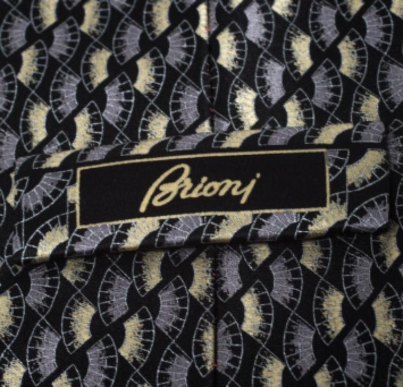 Questa cravatta di Brioni è un accessorio sofisticato. Realizzata al 100% in seta, la cravatta si abbina perfettamente a tutte le tue camicie. Ha una superficie stampata e un passante sul retro.